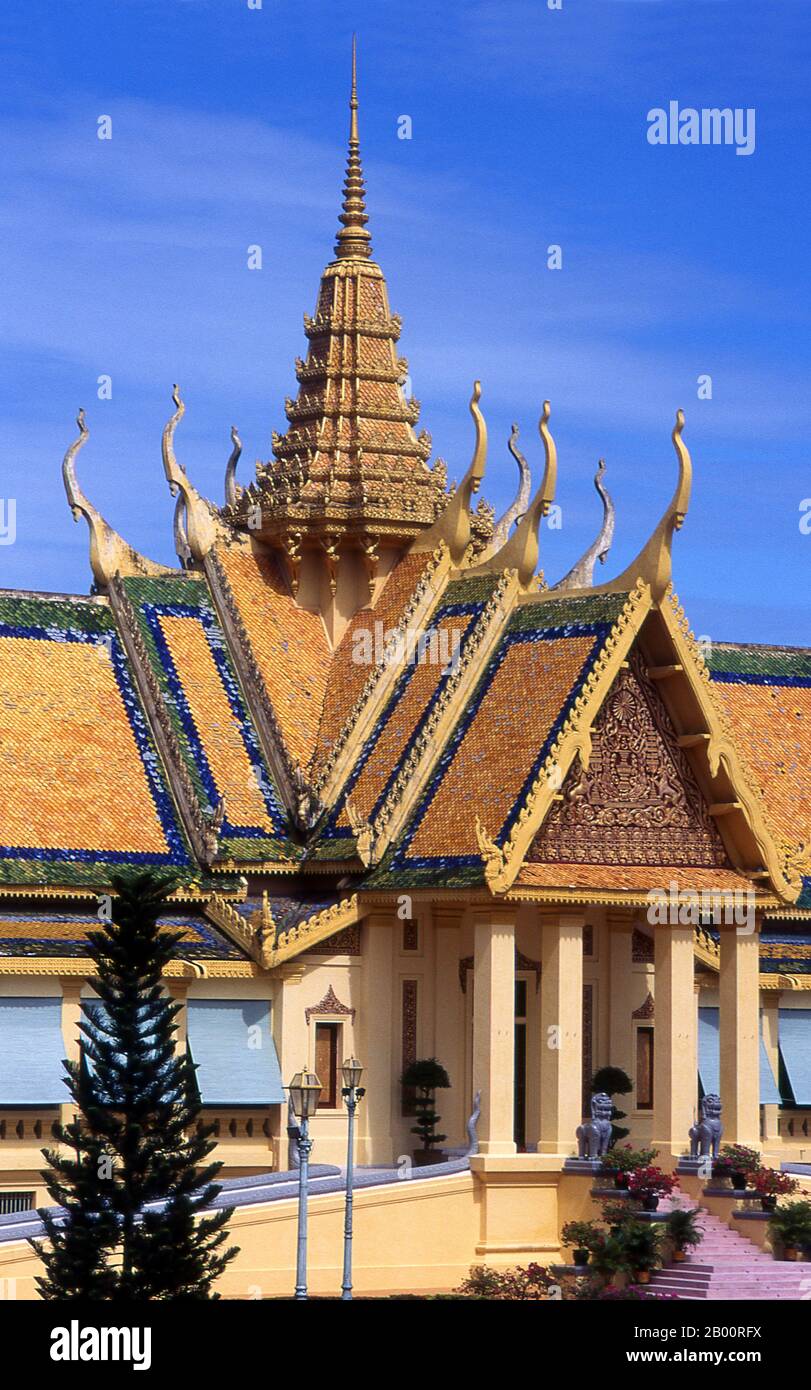 Kambodscha: Prasat Khemarin (Khemarin Palast) die private Residenz des Königs, Königspalast und Silberpagode, Phnom Penh. Der Königspalast (Preah Barum Reacha Veang Nei Preah Reacheanachak Kampuchea) und die Silberpagode in Phnom Penh ist ein Gebäudekomplex, der als königliche Residenz des Königs von Kambodscha dient. Sein vollständiger Name in der Khmer-Sprache ist Preah BAROM Reachea Veang Chaktomuk. Die Könige von Kambodscha haben es besetzt, seit es in den 1860er Jahren gebaut wurde, mit einer Zeit der Abwesenheit, als das Land in Aufruhr während und nach der Herrschaft der Roten Khmer kam. Stockfoto
