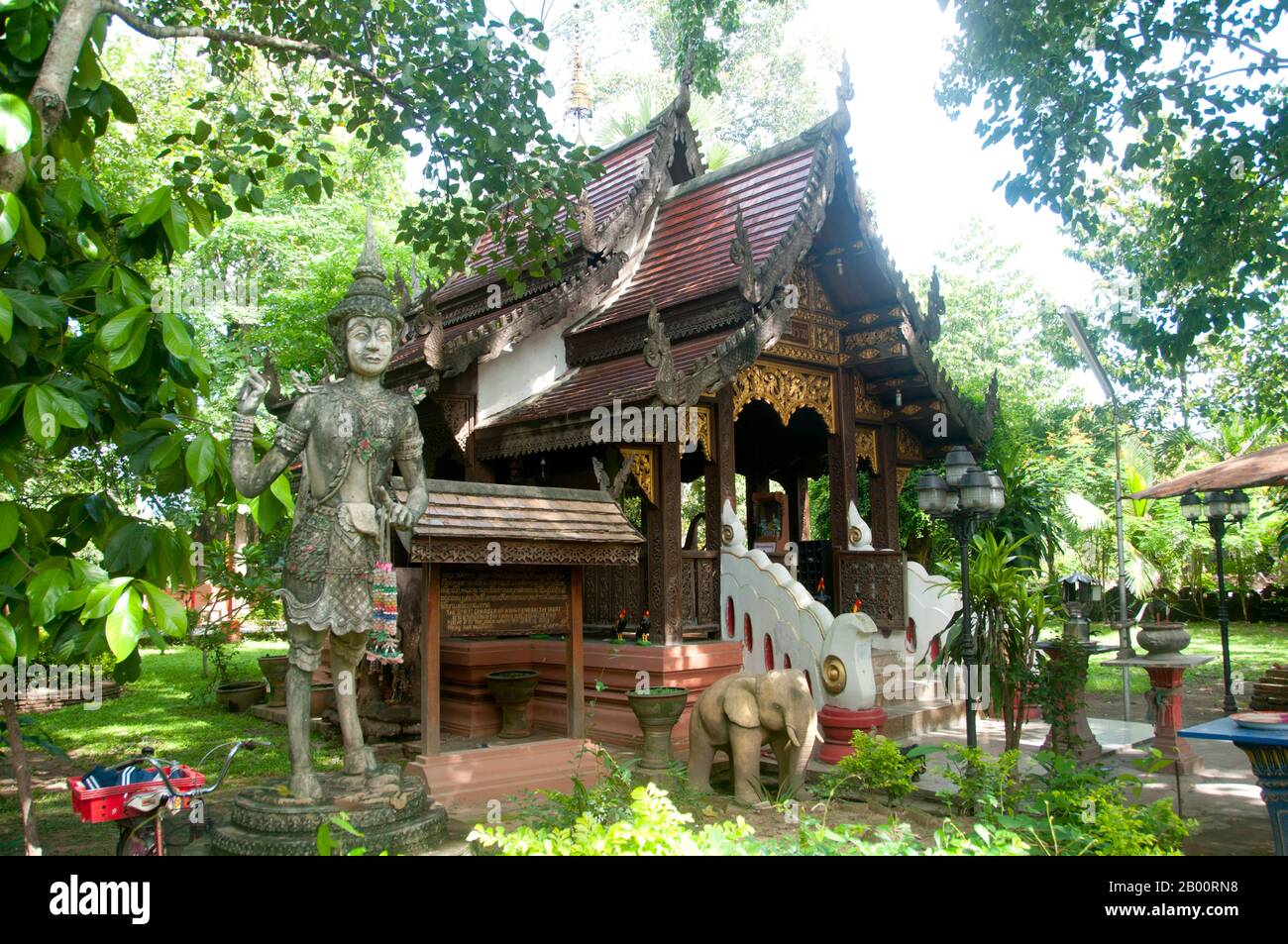 Thailand: Das Geisterhaus von König Mangrai, Wiang Kum kam, Chiang Mai. Im späten 13. Jahrhundert u.Z. aufgegeben und heute in Ruinen, war Wiang Kum kam einst die Hauptstadt der nördlichen Region Thailands und liegt südlich von Chiang Mai. Es wurde von König Mangrai zu einer Zeit im 13. Jahrhundert nach seinem Sieg über das Hariphunchai Königreich des modernen Lamphun gebaut. Doch nachdem die Stadt mehrere Male überflutet hatte, entschied sich Mangrai, die Hauptstadt seines Königreichs umzusiedeln und verlegte sie weiter nördlich am Fluss Ping zu einem Ort, der jetzt die Stadt Chiang Mai ist. Stockfoto