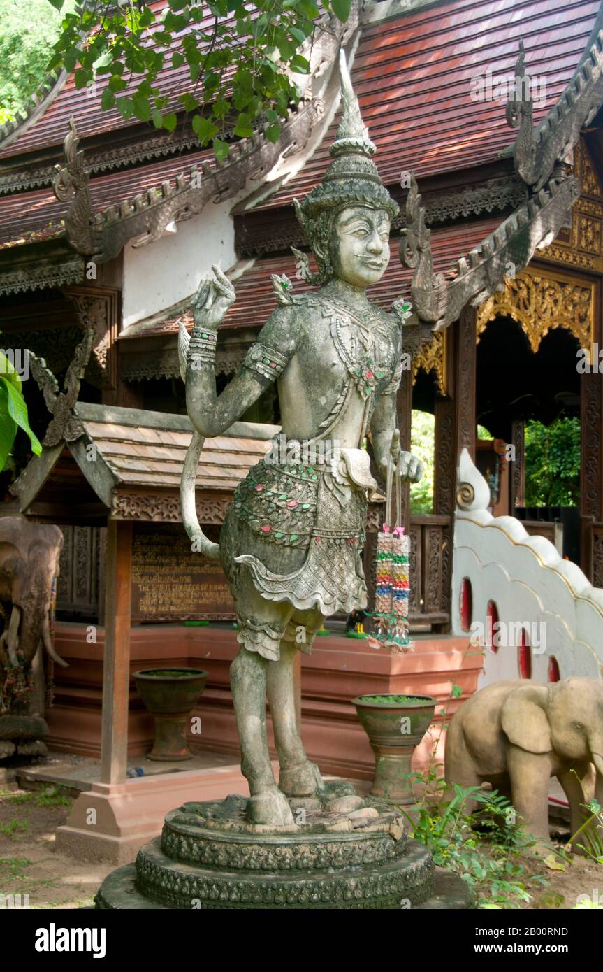 Thailand: Das Geisterhaus von König Mangrai, Wiang Kum kam, Chiang Mai. Im späten 13. Jahrhundert u.Z. aufgegeben und heute in Ruinen, war Wiang Kum kam einst die Hauptstadt der nördlichen Region Thailands und liegt südlich von Chiang Mai. Es wurde von König Mangrai zu einer Zeit im 13. Jahrhundert nach seinem Sieg über das Hariphunchai Königreich des modernen Lamphun gebaut. Doch nachdem die Stadt mehrere Male überflutet hatte, entschied sich Mangrai, die Hauptstadt seines Königreichs umzusiedeln und verlegte sie weiter nördlich am Fluss Ping zu einem Ort, der jetzt die Stadt Chiang Mai ist. Stockfoto