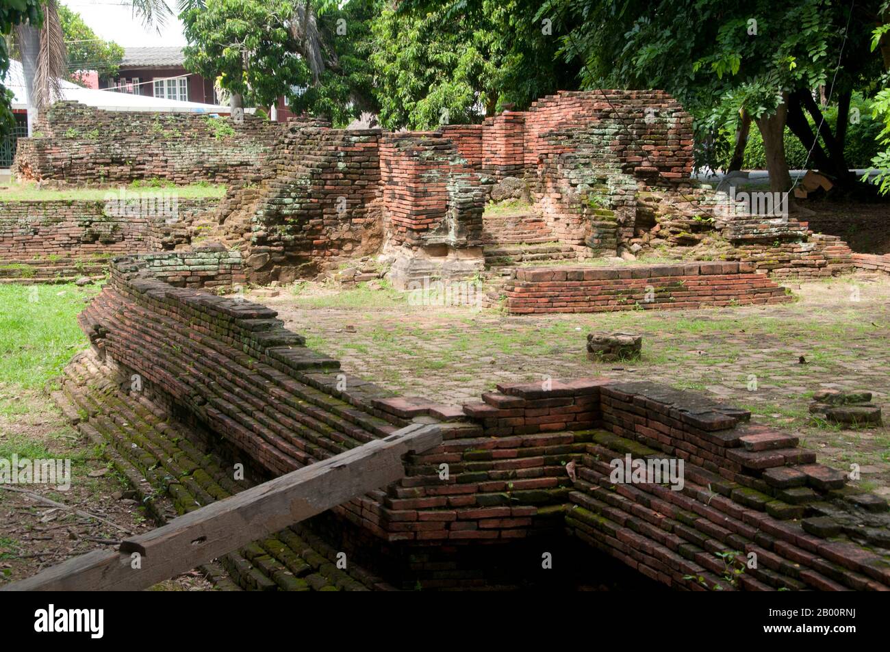 Thailand: Wat Thatnoi, Wiang Kum Kam, Chiang Mai. Im späten 13. Jahrhundert u.Z. aufgegeben und heute in Ruinen, war Wiang Kum kam einst die Hauptstadt der nördlichen Region Thailands und liegt südlich von Chiang Mai. Es wurde von König Mangrai zu einer Zeit im 13. Jahrhundert nach seinem Sieg über das Hariphunchai Königreich des modernen Lamphun gebaut. Doch nachdem die Stadt mehrere Male überflutet hatte, entschied sich Mangrai, die Hauptstadt seines Königreichs umzusiedeln und verlegte sie weiter nördlich am Fluss Ping zu einem Ort, der jetzt die Stadt Chiang Mai ist. Stockfoto