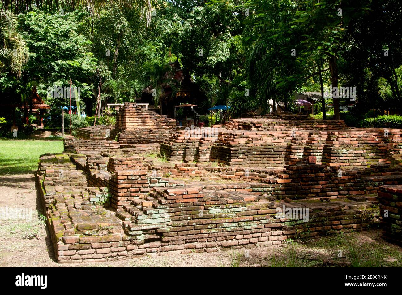 Thailand: Wat Changkam, Wiang Kum Kam, Chiang Mai. Im späten 13. Jahrhundert u.Z. aufgegeben und heute in Ruinen, war Wiang Kum kam einst die Hauptstadt der nördlichen Region Thailands und liegt südlich von Chiang Mai. Es wurde von König Mangrai zu einer Zeit im 13. Jahrhundert nach seinem Sieg über das Hariphunchai Königreich des modernen Lamphun gebaut. Doch nachdem die Stadt mehrere Male überflutet hatte, entschied sich Mangrai, die Hauptstadt seines Königreichs umzusiedeln und verlegte sie weiter nördlich am Fluss Ping zu einem Ort, der jetzt die Stadt Chiang Mai ist. Stockfoto