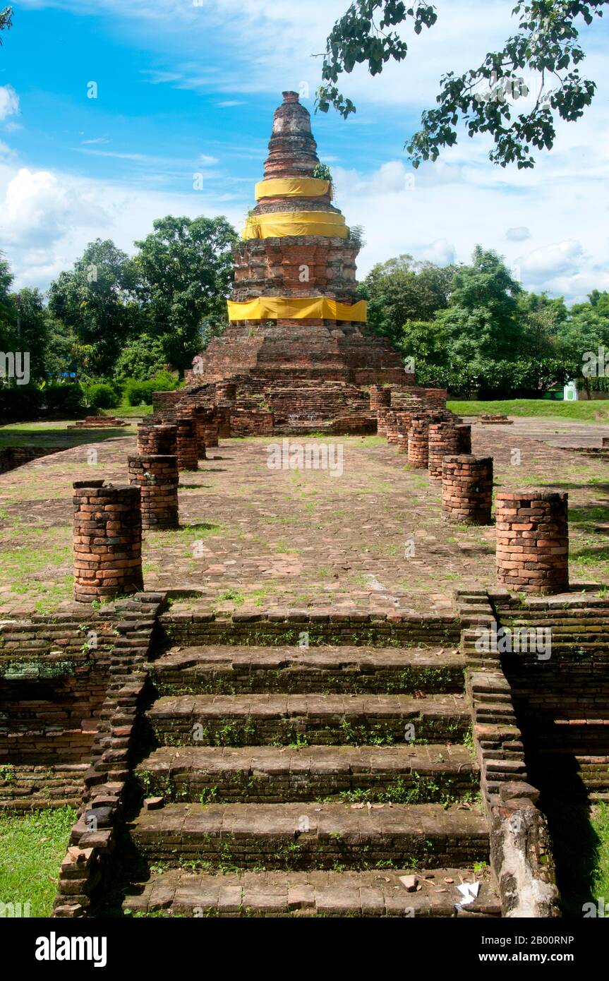Thailand: Wat E-Kang, Wiang Kum kam, Chiang Mai. Im späten 13. Jahrhundert u.Z. aufgegeben und heute in Ruinen, war Wiang Kum kam einst die Hauptstadt der nördlichen Region Thailands und liegt südlich von Chiang Mai. Es wurde von König Mangrai zu einer Zeit im 13. Jahrhundert nach seinem Sieg über das Hariphunchai Königreich des modernen Lamphun gebaut. Doch nachdem die Stadt mehrere Male überflutet hatte, entschied sich Mangrai, die Hauptstadt seines Königreichs umzusiedeln und verlegte sie weiter nördlich am Fluss Ping zu einem Ort, der jetzt die Stadt Chiang Mai ist. Stockfoto