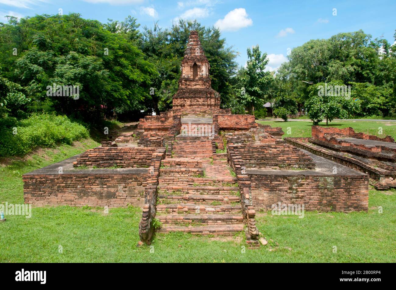 Thailand: Wat Pupia, Wiang Kum Kam, Chiang Mai. Im späten 13. Jahrhundert u.Z. aufgegeben, und jetzt in Ruinen, war Wiang Kum kam einst die Hauptstadt der nördlichen Region Thailands, Und liegt südlich von Chiang Mai./> Es wurde von König Mangrai zu einer Zeit im 13. Jahrhundert nach seinem Sieg über das Königreich Hariphunchai des modernen Lamphun gebaut. Doch nachdem die Stadt mehrere Male überflutet hatte, entschied sich Mangrai, die Hauptstadt seines Königreichs umzusiedeln und verlegte sie weiter nördlich am Fluss Ping zu einem Ort, der jetzt die Stadt Chiang Mai ist. Stockfoto