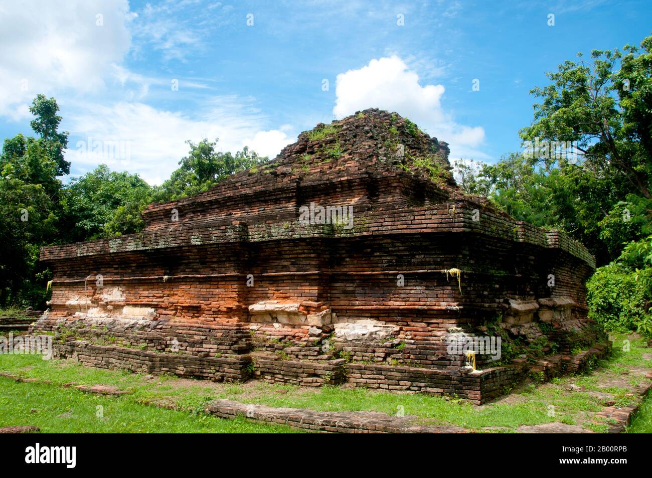 Thailand: Wat Thatkhao, Wiang Kum Kam, Chiang Mai. Im späten 13. Jahrhundert u.Z. aufgegeben und heute in Ruinen, war Wiang Kum kam einst die Hauptstadt der nördlichen Region Thailands und liegt südlich von Chiang Mai. Es wurde von König Mangrai zu einer Zeit im 13. Jahrhundert nach seinem Sieg über das Hariphunchai Königreich des modernen Lamphun gebaut. Doch nachdem die Stadt mehrere Male überflutet hatte, entschied sich Mangrai, die Hauptstadt seines Königreichs umzusiedeln und verlegte sie weiter nördlich am Fluss Ping zu einem Ort, der jetzt die Stadt Chiang Mai ist. Stockfoto