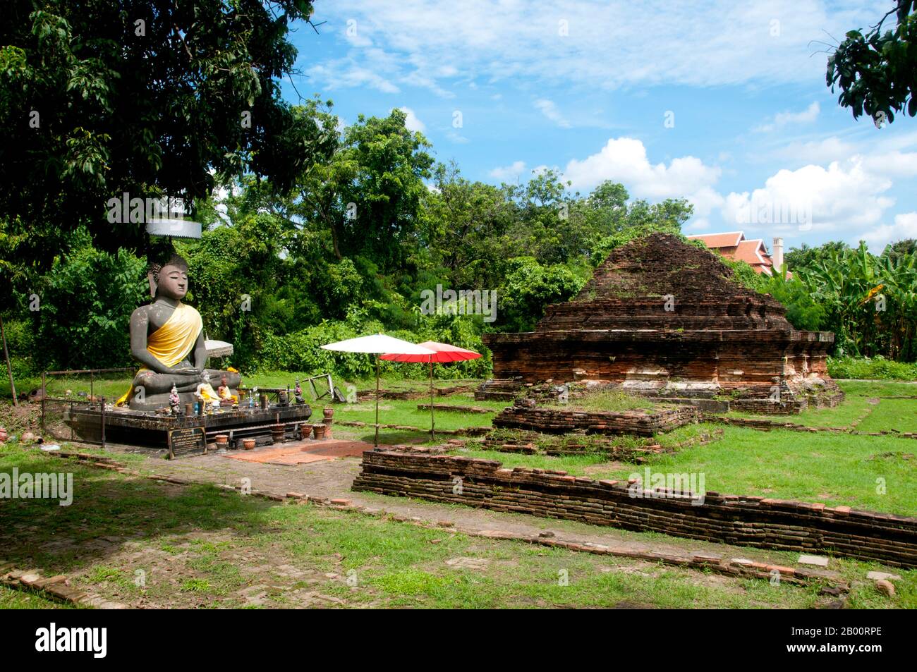Thailand: Wat Thatkhao, Wiang Kum Kam, Chiang Mai. Im späten 13. Jahrhundert u.Z. aufgegeben und heute in Ruinen, war Wiang Kum kam einst die Hauptstadt der nördlichen Region Thailands und liegt südlich von Chiang Mai. Es wurde von König Mangrai zu einer Zeit im 13. Jahrhundert nach seinem Sieg über das Hariphunchai Königreich des modernen Lamphun gebaut. Doch nachdem die Stadt mehrere Male überflutet hatte, entschied sich Mangrai, die Hauptstadt seines Königreichs umzusiedeln und verlegte sie weiter nördlich am Fluss Ping zu einem Ort, der jetzt die Stadt Chiang Mai ist. Stockfoto