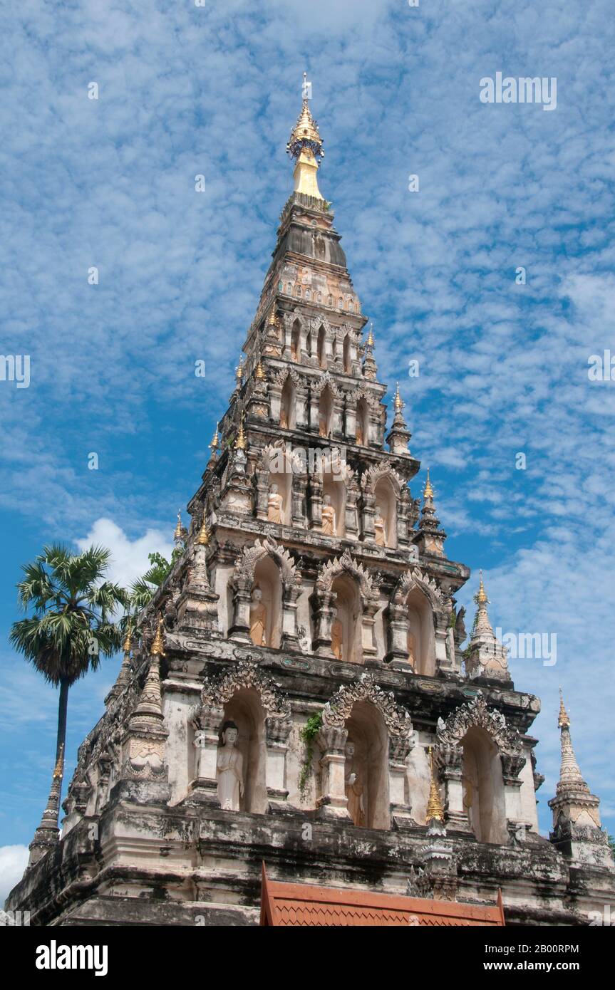 Thailand: Wat Chedi Liem, Wiang Kum Kam, Chiang Mai. Im späten 13. Jahrhundert u.Z. aufgegeben und heute in Ruinen, war Wiang Kum kam einst die Hauptstadt der nördlichen Region Thailands und liegt südlich von Chiang Mai. Es wurde von König Mangrai zu einer Zeit im 13. Jahrhundert nach seinem Sieg über das Hariphunchai Königreich des modernen Lamphun gebaut. Doch nachdem die Stadt mehrere Male überflutet hatte, entschied sich Mangrai, die Hauptstadt seines Königreichs umzusiedeln und verlegte sie weiter nördlich am Fluss Ping zu einem Ort, der jetzt die Stadt Chiang Mai ist. Stockfoto