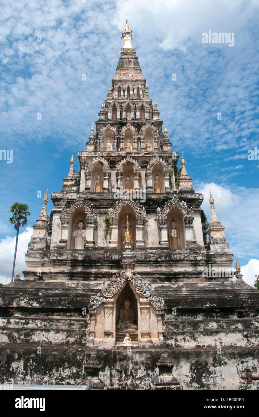Thailand: Wat Chedi Liem, Wiang Kum Kam, Chiang Mai. Im späten 13. Jahrhundert u.Z. aufgegeben und heute in Ruinen, war Wiang Kum kam einst die Hauptstadt der nördlichen Region Thailands und liegt südlich von Chiang Mai. Es wurde von König Mangrai zu einer Zeit im 13. Jahrhundert nach seinem Sieg über das Hariphunchai Königreich des modernen Lamphun gebaut. Doch nachdem die Stadt mehrere Male überflutet hatte, entschied sich Mangrai, die Hauptstadt seines Königreichs umzusiedeln und verlegte sie weiter nördlich am Fluss Ping zu einem Ort, der jetzt die Stadt Chiang Mai ist. Stockfoto