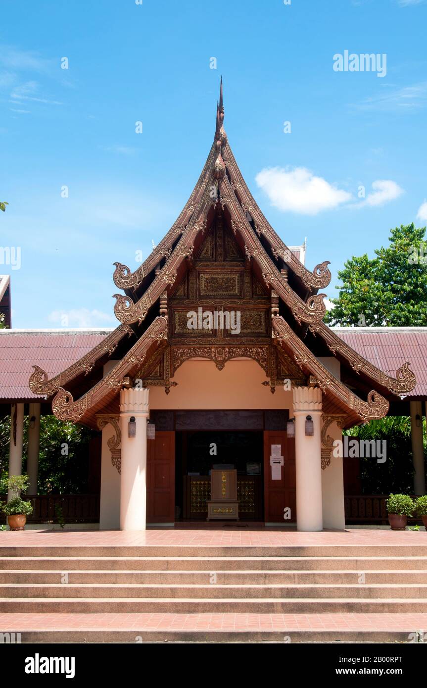 Thailand: Wiang Kum Kam Informationszentrum, Chiang Mai. Im späten 13. Jahrhundert u.Z. aufgegeben und heute in Ruinen, war Wiang Kum kam einst die Hauptstadt der nördlichen Region Thailands und liegt südlich von Chiang Mai. Es wurde von König Mangrai zu einer Zeit im 13. Jahrhundert nach seinem Sieg über das Hariphunchai Königreich des modernen Lamphun gebaut. Doch nachdem die Stadt mehrere Male überflutet hatte, entschied sich Mangrai, die Hauptstadt seines Königreichs umzusiedeln und verlegte sie weiter nördlich am Fluss Ping zu einem Ort, der jetzt die Stadt Chiang Mai ist. Stockfoto