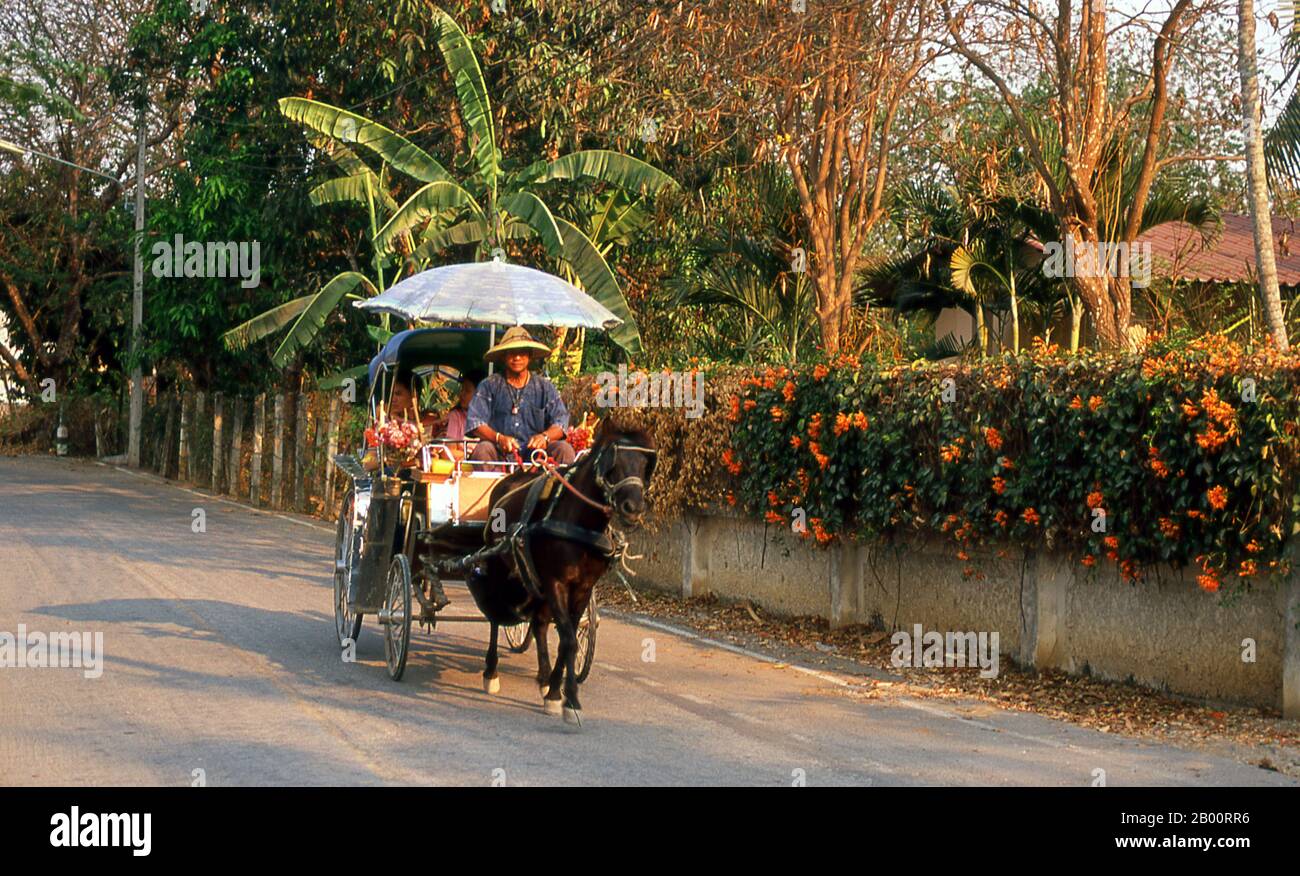 Thailand: Pferdekutsche, Wiang Kum kam, Chiang Mai. Im späten 13. Jahrhundert u.Z. aufgegeben und heute in Ruinen, war Wiang Kum kam einst die Hauptstadt der nördlichen Region Thailands und liegt südlich von Chiang Mai. Es wurde von König Mangrai zu einer Zeit im 13. Jahrhundert nach seinem Sieg über das Hariphunchai Königreich des modernen Lamphun gebaut. Doch nachdem die Stadt mehrere Male überflutet hatte, entschied sich Mangrai, die Hauptstadt seines Königreichs umzusiedeln und verlegte sie weiter nördlich am Fluss Ping zu einem Ort, der jetzt die Stadt Chiang Mai ist. Stockfoto