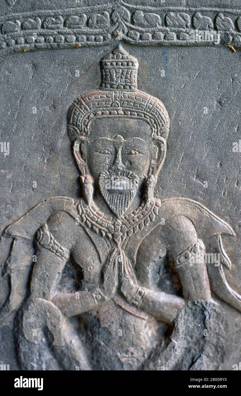 Kambodscha: Hindu rishi Basrelief auf der oberen Ebene des zentralen Heiligtums, Angkor Wat. Angkor Wat wurde für König Suryavarman II. (R. 1113-1150) im frühen 12. Jahrhundert als Staatstempel und Hauptstadt. Als besterhaltener Tempel am Standort Angkor ist er der einzige, der seit seiner Gründung ein bedeutendes religiöses Zentrum geblieben ist – zuerst Hindu, dem gott Vishnu gewidmet, dann Buddhist. Es ist das größte religiöse Gebäude der Welt. Der Tempel steht an der Spitze des hohen klassischen Stils der Khmer-Architektur und ist zu einem Symbol Kambodschas geworden, das auf seiner Nationalflagge erscheint. Stockfoto