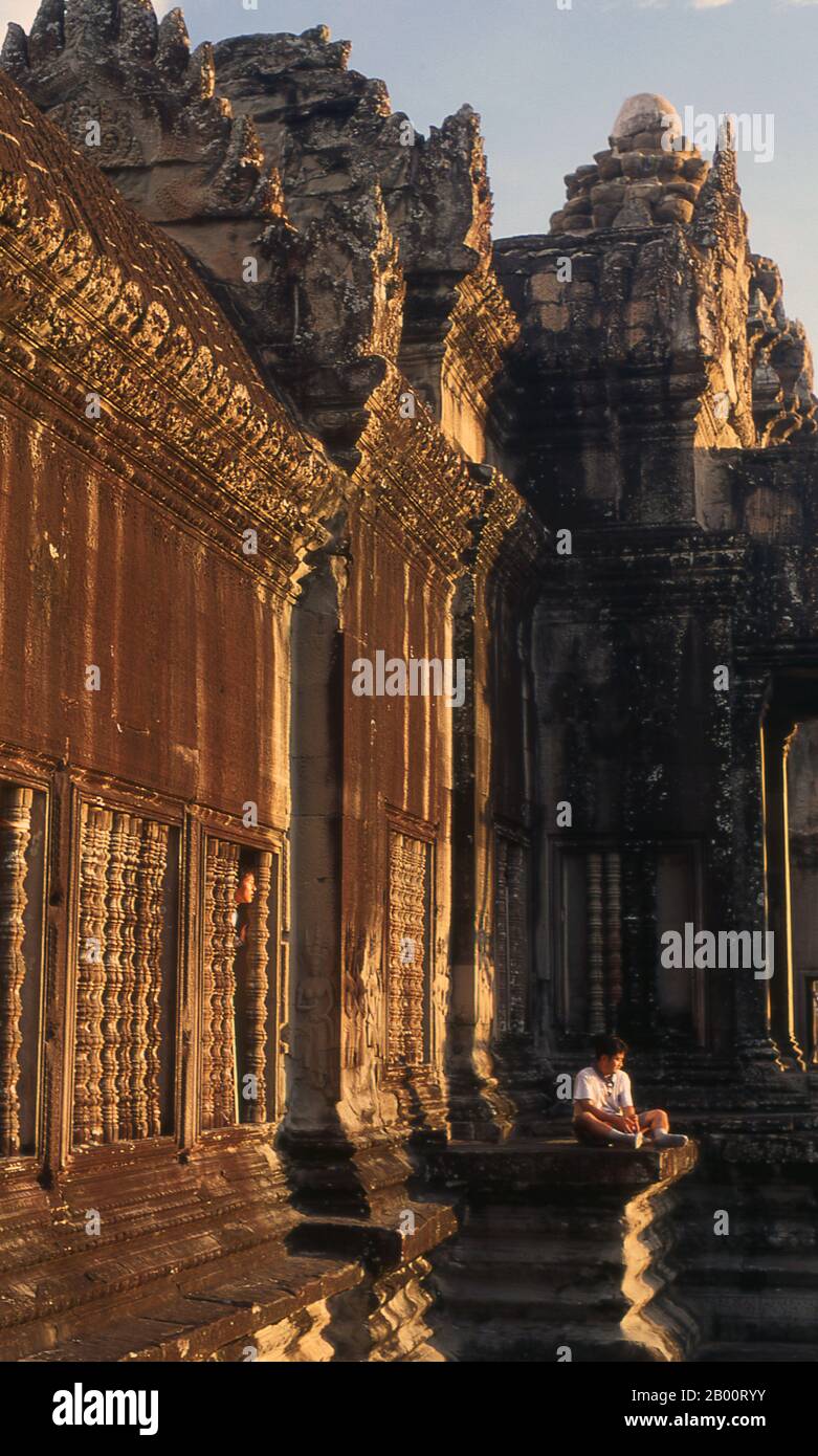 Kambodscha: Der Sonnenuntergang über Angkor Wat von der oberen Ebene des zentralen Heiligtums. Angkor Wat wurde für König Suryavarman II. (Regierte 1113-50) im frühen 12. Jahrhundert als Staatstempel und Hauptstadt erbaut. Als besterhaltener Tempel am Standort Angkor ist er der einzige, der seit seiner Gründung ein bedeutendes religiöses Zentrum geblieben ist – zuerst Hindu, dem gott Vishnu gewidmet, dann Buddhist. Es ist das größte religiöse Gebäude der Welt. Der Tempel ist an der Spitze der hohen klassischen Stil der Khmer-Architektur. Es ist zu einem Symbol Kambodschas geworden, das auf seiner Nationalflagge erscheint. Stockfoto