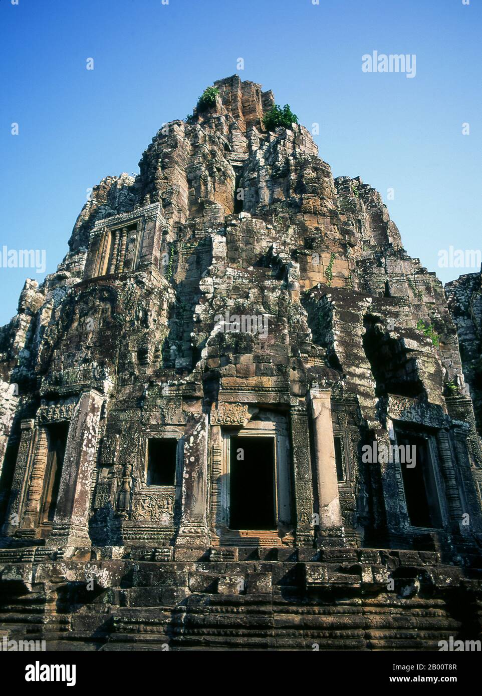 Kambodscha: Das zentrale Heiligtum, das Bayon, Angkor Thom. Angkor Thom liegt eine Meile nördlich von Angkor Wat. Es wurde im späten 12. Jahrhundert von König Jayavarman VII. Erbaut und umfasst eine Fläche von 9 km², in denen sich mehrere Denkmäler aus früheren Epochen sowie die von Jayavarman und seinen Nachfolgern. Es wird angenommen, dass es eine Bevölkerung von 80,000-150,000 Menschen erhalten haben. Im Zentrum der Stadt ist Jayavarmans Staatstempel, der Bayon, mit den anderen großen Aufstellungsorten, die um den Victory Square sofort zum Norden geclustered werden. Stockfoto