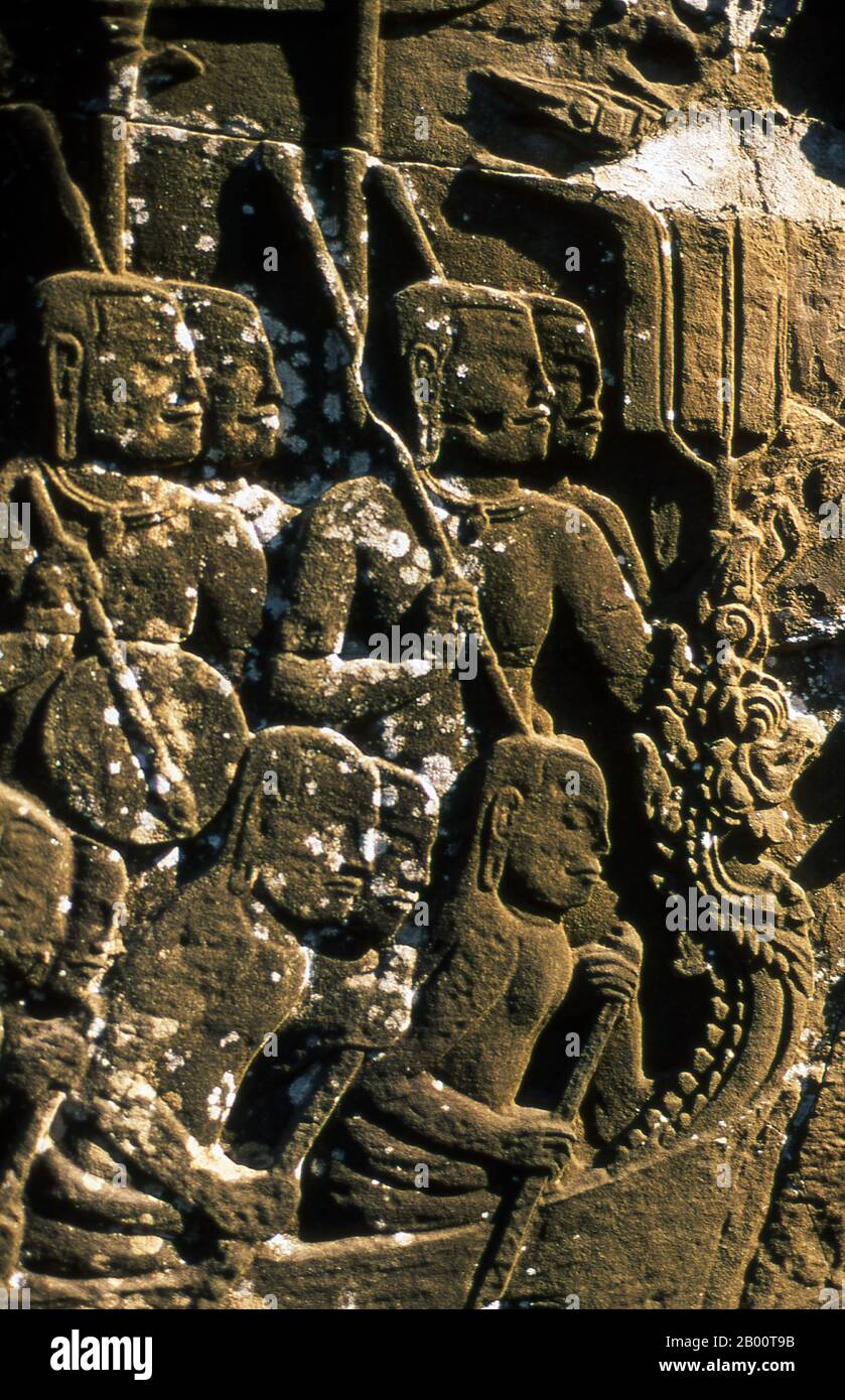 Kambodscha: Khmer-Krieger in einem Kriegsschiff nähern sich einem Cham-Kriegsschiff in einer Schlacht auf dem Tonle SAP, Bas-Relief, dem Bayon, Angkor Thom. Angkor Thom liegt eine Meile nördlich von Angkor Wat. Es wurde im späten 12. Jahrhundert von König Jayavarman VII. Erbaut und umfasst eine Fläche von 9 km², in denen sich mehrere Denkmäler aus früheren Epochen sowie die von Jayavarman und seinen Nachfolgern. Es wird angenommen, dass es eine Bevölkerung von 80,000-150,000 Menschen erhalten haben. Im Zentrum der Stadt ist Jayavarmans Staatstempel, der Bayon, mit den anderen großen Aufstellungsorten, die um den Victory Square gruppiert werden. Stockfoto