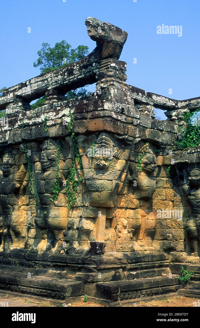 Kambodscha: Garudas schmücken den mittleren Teil der Terrasse der Elefanten, Angkor Thom. Die Terrasse der Elefanten wurde von König Jayavarman VII verwendet, um seine siegreiche Armee zu überprüfen. Angkor Thom, was ‘die große Stadt’ bedeutet, liegt eine Meile nördlich von Angkor Wat. Es wurde im späten 12. Jahrhundert von König Jayavarman VII. Erbaut und umfasst eine Fläche von 9 km², in denen sich mehrere Denkmäler aus früheren Epochen sowie die von Jayavarman und seinen Nachfolgern. Es wird angenommen, dass es eine Bevölkerung von 80,000-150,000 Menschen erhalten haben. Stockfoto