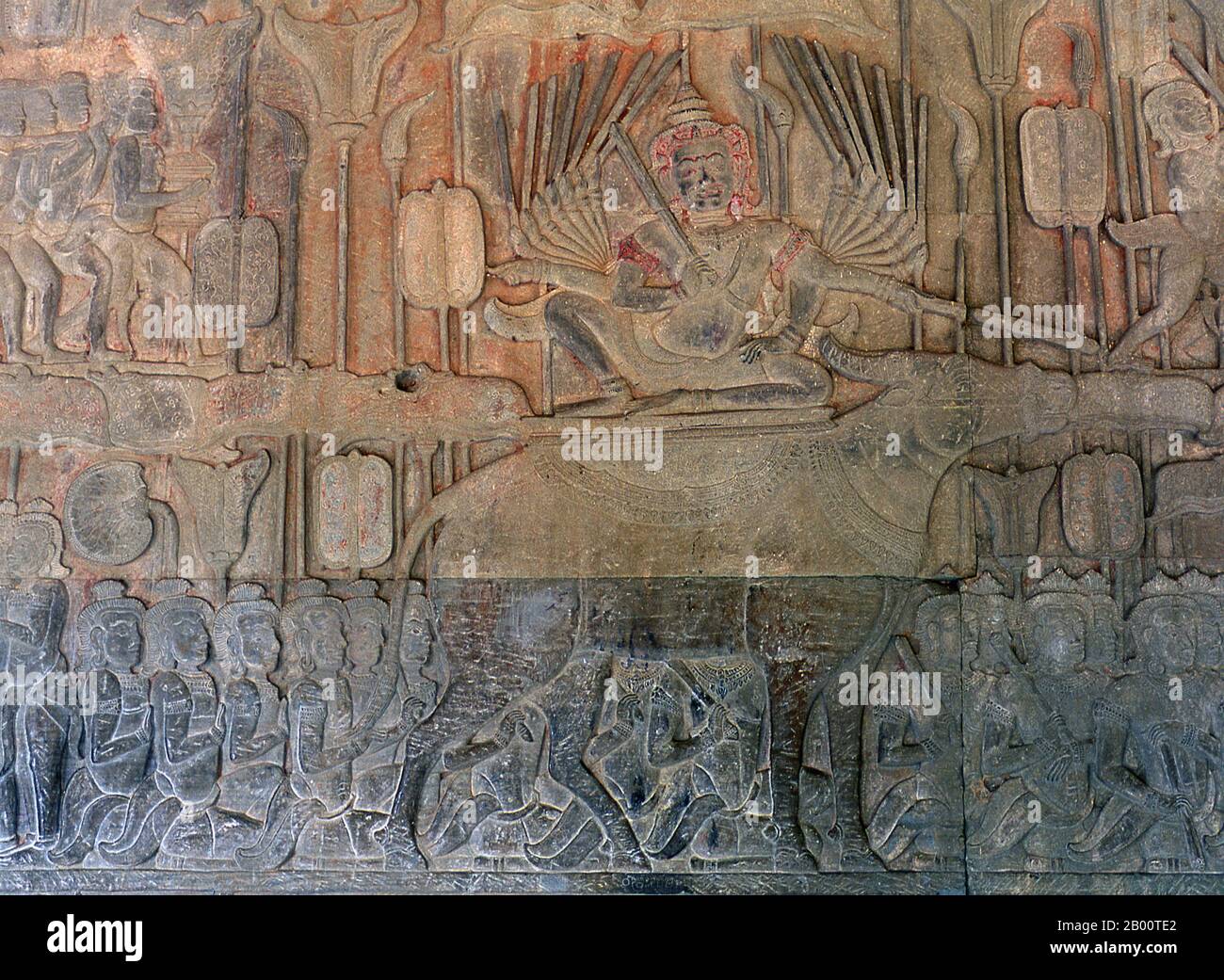 Kambodscha: Yama (achtzehn-bewaffneter Herrscher der Hölle) reitet Büffel, Hindu Himmel und Hölle Flachreliefs in der Südgalerie, Flachrelief, Angkor Wat. Angkor Wat wurde für König Suryavarman II. (Regierte 1113-50) im frühen 12. Jahrhundert als Staatstempel und Hauptstadt erbaut. Als besterhaltener Tempel am Standort Angkor ist er der einzige, der seit seiner Gründung ein bedeutendes religiöses Zentrum geblieben ist – zuerst Hindu, dem gott Vishnu gewidmet, dann Buddhist. Stockfoto