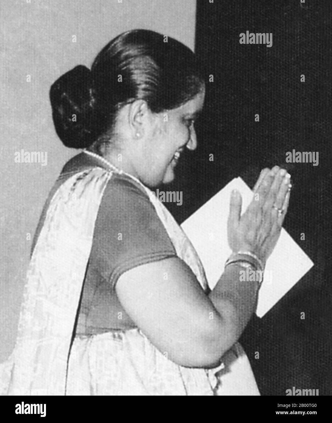 Sri Lanka: Sirimavo Ratwatte Dias Bandaranaike (1916-2000), c. 1980. Sirimavo Ratwatte Dias Bandaranaike (17. April 1916 – 10. Oktober 2000) war eine srilankische Politikerin und die erste weibliche Regierungschef der Welt. Sie war drei Mal Premierminister von Ceylon und Sri Lanka, 1960-65, 1970-77 und 1994-2000, und war eine langjährige Führerin der Sri Lanka Freedom Party. Bandaranaike war die Witwe eines früheren srilankischen Ministerpräsidenten, Solomon Bandaranaike, und die Mutter von Sri Lankas dritter Präsidentin, Chandrika Kumaratunga. Stockfoto