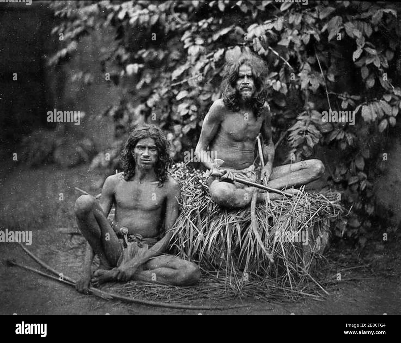 Sri Lanka: Zwei Veddha-Männer mit Bogen und Pfeilen. Foto von Charles T. Scowen (1852-1948), Ende des 19. Jahrhunderts. Die Wanniyala-Aetto, oder "Waldmenschen", besser bekannt als Veddas oder Veddahs, sind ein indigenes Volk von Sri Lanka, einer Inselnation im Indischen Ozean; sie waren nie zahlreich und sind jetzt nur noch wenige. Sri Lanka war schon immer ein wichtiger Hafen und Handelsposten in der Antike und wurde zunehmend von Handelsschiffen aus dem Nahen Osten, Persien, Burma, Thailand, Malaysia, Indonesien und anderen Teilen Südostasiens frequentiert. Stockfoto