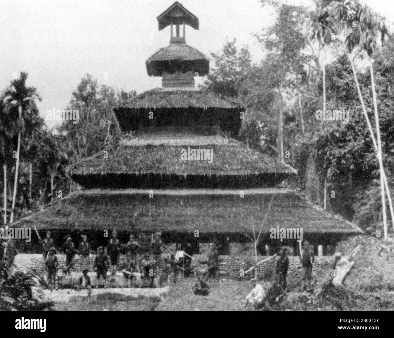 Indonesien: Ein Foto aus dem späten 19. Jahrhundert einer traditionellen Acehnesischen Moschee im Norden Sumatras. Aceh liegt an der Nordspitze der Insel Sumatra. Es wird angenommen, dass es in Aceh gewesen ist, wo der Islam zum ersten Mal in Südostasien gegründet wurde. Anfang des 17. Jahrhunderts war das Sultanat von Aceh der wohlhabendste, mächtigste und kultivierteste Staat in der Region der Malakka-Straße. Die Provinz Aceh hat heute den höchsten Anteil an Muslimen in Indonesien und verfügt über regionale Scharia-Gesetze. Stockfoto