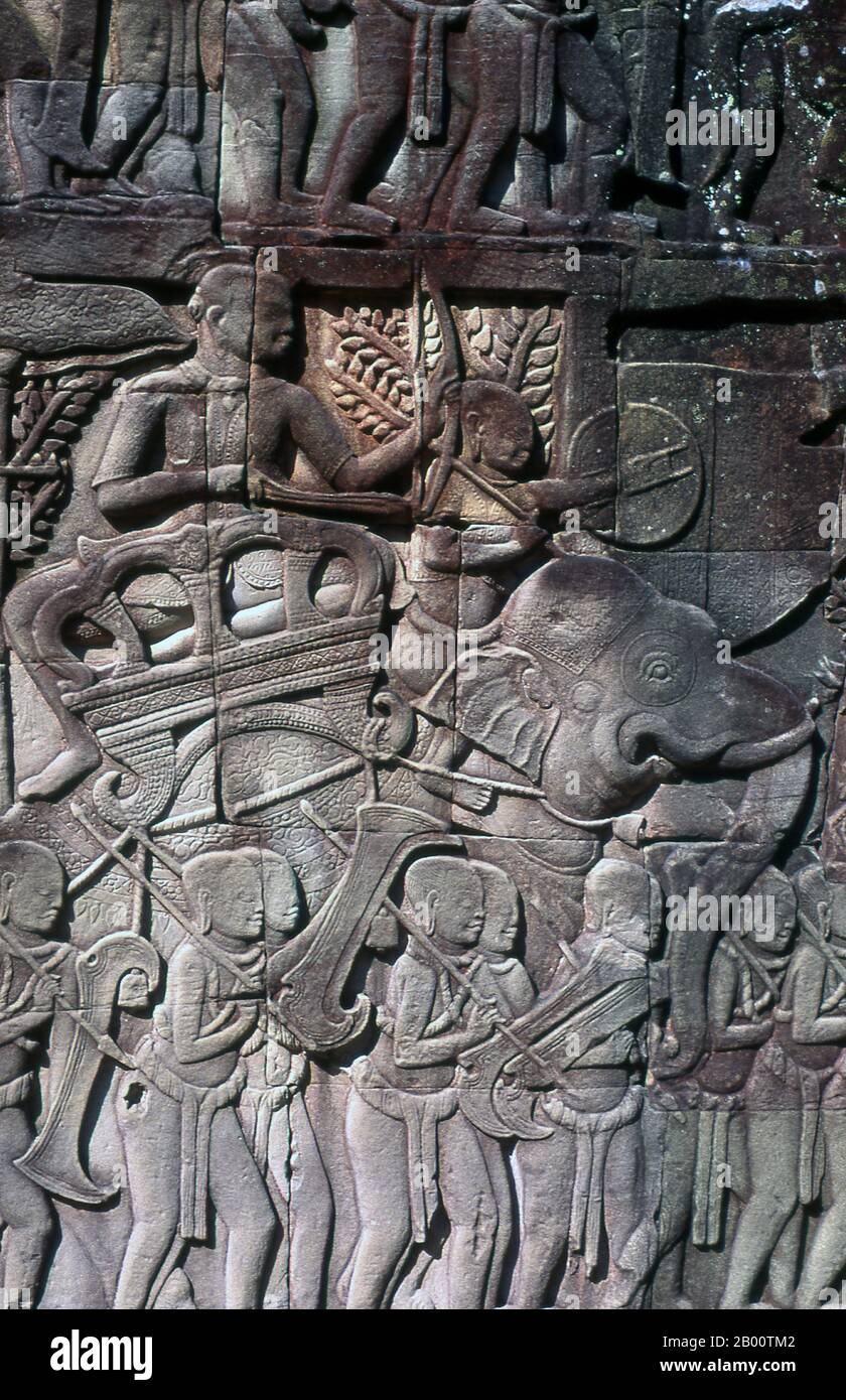 Kambodscha: Bas-Relief einer Khmer Militärprozession mit Elefanten, der Bayon, Angkor Thom. Der Bayon war ursprünglich der offizielle Staatstempel des Mahayana Buddhistischen Königs Jayavarman VII. Das Bayon, im Zentrum von Angkor Thom (große Stadt), wurde im 12. Jahrhundert von König Jayavarman VII. Gegründet Angkor Thom, was ‘die große Stadt’ bedeutet, liegt eine Meile nördlich von Angkor Wat. Es wurde im späten 12. Jahrhundert n. Chr. von König Jayavarman VII. Erbaut und umfasst eine Fläche von 9 km², in denen sich mehrere Denkmäler aus früheren Epochen sowie die von Jayavarman und seinen Nachfolgern gebaut befinden. Stockfoto