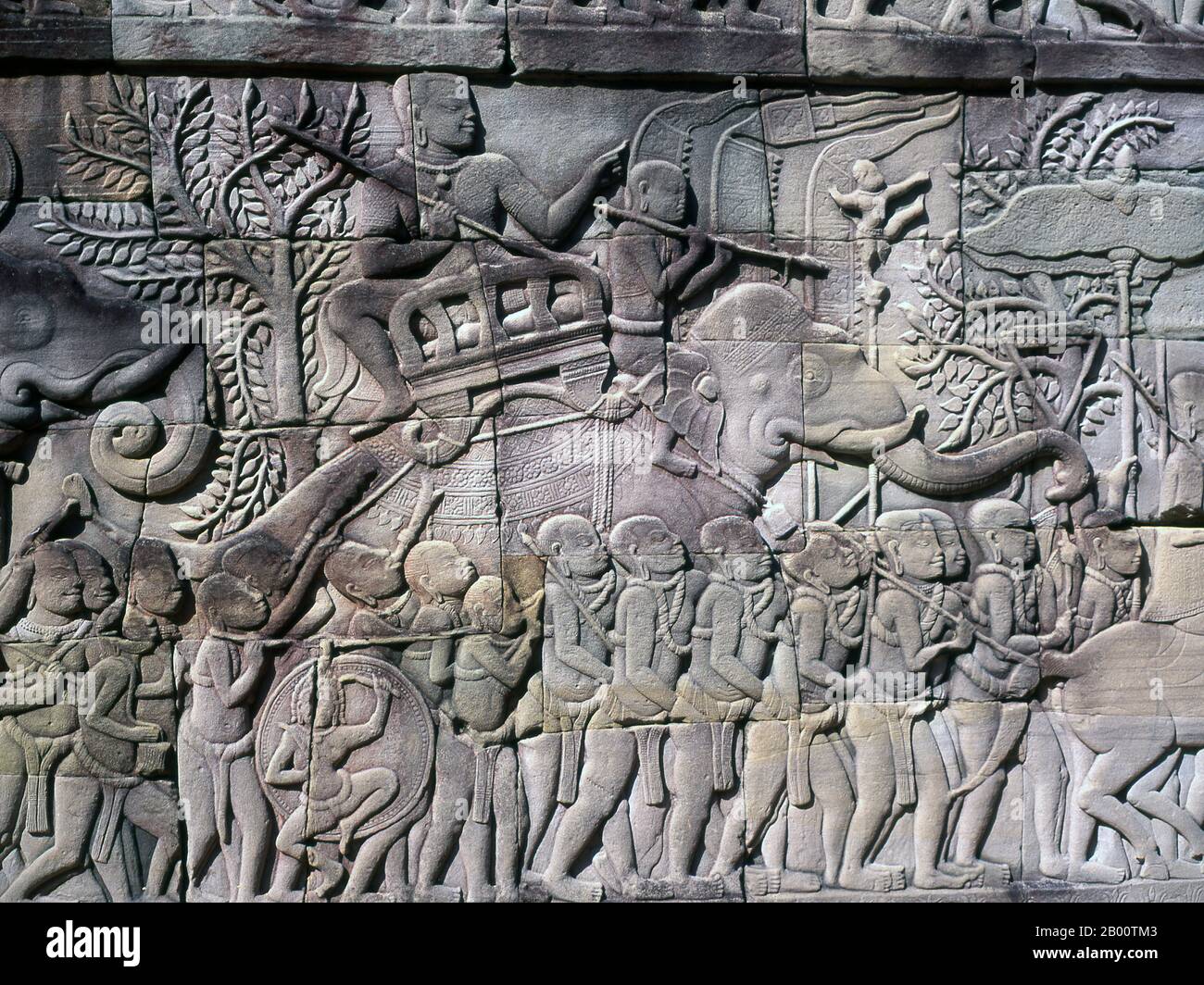 Kambodscha: Bas-Relief einer Khmer Militärprozession mit Elefanten, der Bayon, Angkor Thom. Der Bayon war ursprünglich der offizielle Staatstempel des Mahayana Buddhistischen Königs Jayavarman VII. Das Bayon, im Zentrum von Angkor Thom (große Stadt), wurde im 12. Jahrhundert von König Jayavarman VII. Gegründet Angkor Thom, was ‘die große Stadt’ bedeutet, liegt eine Meile nördlich von Angkor Wat. Es wurde im späten 12. Jahrhundert n. Chr. von König Jayavarman VII. Erbaut und umfasst eine Fläche von 9 km², in denen sich mehrere Denkmäler aus früheren Epochen sowie die von Jayavarman und seinen Nachfolgern gebaut befinden. Stockfoto