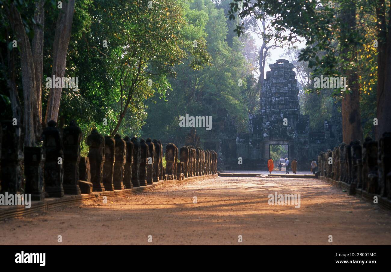 Kambodscha: Ein Mönch geht in Richtung der westlichen Gopura, Preah Khan, Angkor. Preah Khan (Tempel des Heiligen Schwertes) wurde im späten 12. Jahrhundert (1191) von Jayavarman VII. Erbaut und liegt nördlich von Angkor Thom. Der Tempel wurde auf dem Aufstellungsort von Jayavarman VII Sieg über dem eindringenden Chams 1191 errichtet. Es war das Zentrum einer bedeutenden Organisation mit fast 100,000 Beamten und Bediensteten. Es diente als buddhistische Universität zu einer Zeit. Die primäre Gottheit des Tempels ist der boddhisatva Avalokiteshvara in Form von Jayavarmans Vater. Stockfoto