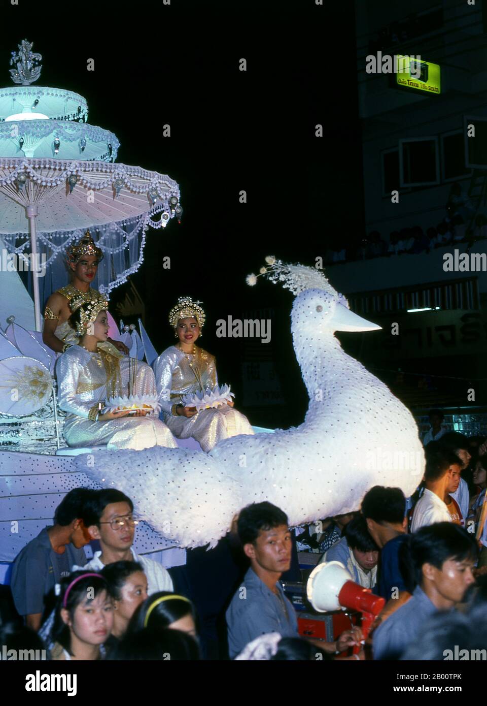 Thailand: Prozession von hoch dekorierten Wagen, Loy Krathong Festival, Chiang Mai. Loy Krathong findet jährlich in der Vollmondnacht des 12. Monats im traditionellen thailändischen Mondkalender statt. Im Norden Thailands fällt dies mit dem Lanna Festival bekannt als Yi Peng zusammen. König Mengrai gründete die Stadt Chiang Mai (was "neue Stadt" bedeutet) im Jahr 1296, und es folgte Chiang Rai als Hauptstadt des Lanna Königreiches. Chiang Mai wird manchmal als 'Chiengmai' oder 'Chiangmai' geschrieben und ist die größte und kulturell bedeutsamste Stadt im Norden Thailands. Stockfoto