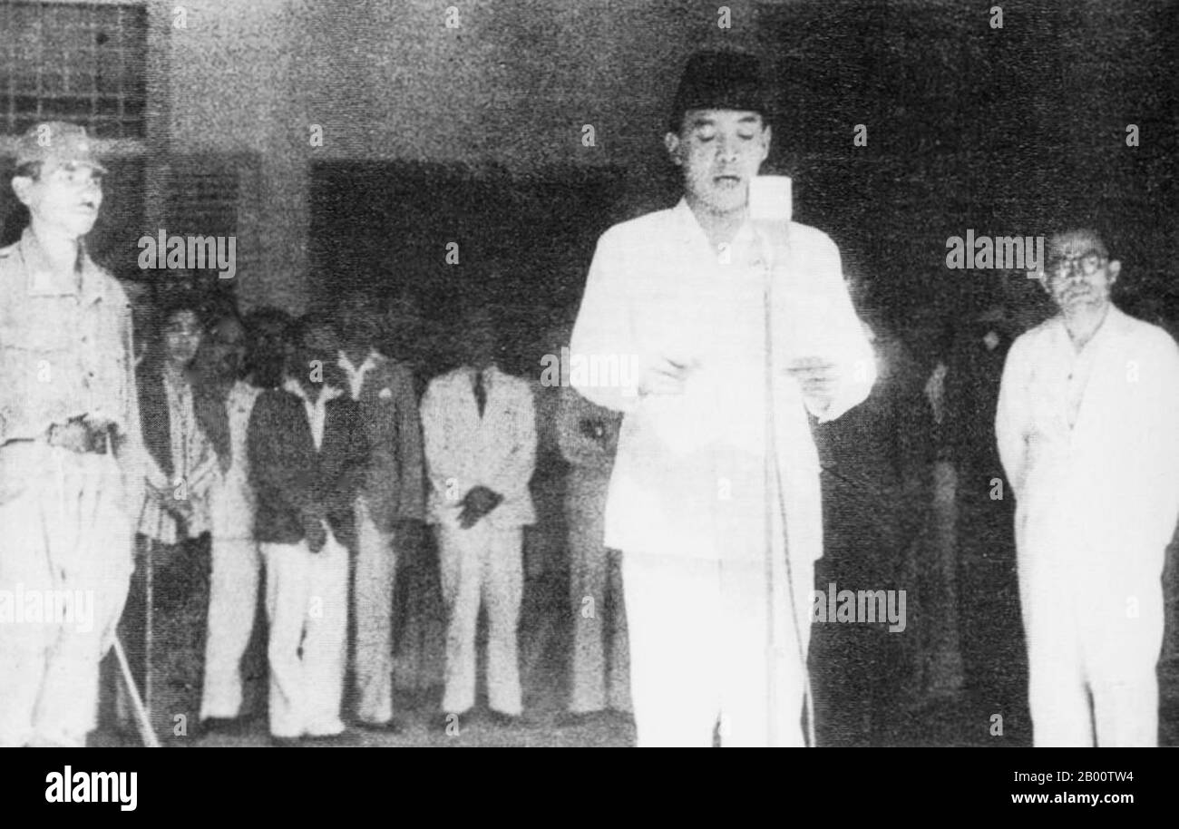 Indonesien: Sukarno, Indonesiens erster Präsident, erklärt am 17. August 1945 seine Unabhängigkeit. Rechts von ihm ist Mohammad Hatta. Sukarno wurde am 6. Juni 1901 in Blitar, Ost-Java, geboren. Sein Name war Kusno Sosrodihardjo, aber er wurde nach javanesischem Brauch umbenannt, nachdem er eine Kinderkrankheit überlebt hatte. Sein Name wird häufig Soekarno nach der niederländischen Schreibweise geschrieben. Am 4. Juli 1927 gründeten Sukarno und einige Freunde das Partai Nasional Indonesia (PNI), um für die Unabhängigkeit Indonesiens zu kämpfen. Sukarno wurde 1930 als politischer Gefangener verurteilt, aber 1931 freigelassen. Stockfoto