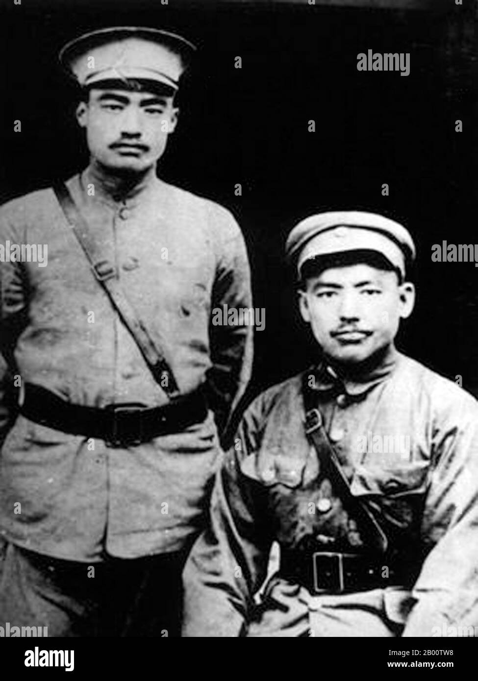 China: Die Brüder Ma Bufang (links, 1903-1975) und Ma Buqing (rechts, 1901-1977). MA Bufang und Ma Buqing waren während der Ära der Republik China prominente Ma-Clique-Kriegsherren in China und kontrollierten Armeen in der nordwestlichen Provinz Qinghai. Ihr Vater Ma Qi gründete 1915 die Ninghai Armee in Qinghai und erhielt im selben Jahr zivile und militärische Posten von der Beiyang Regierung in Peking, um seine militärische und zivile Autorität in Qinghai zu bestätigen. Stockfoto