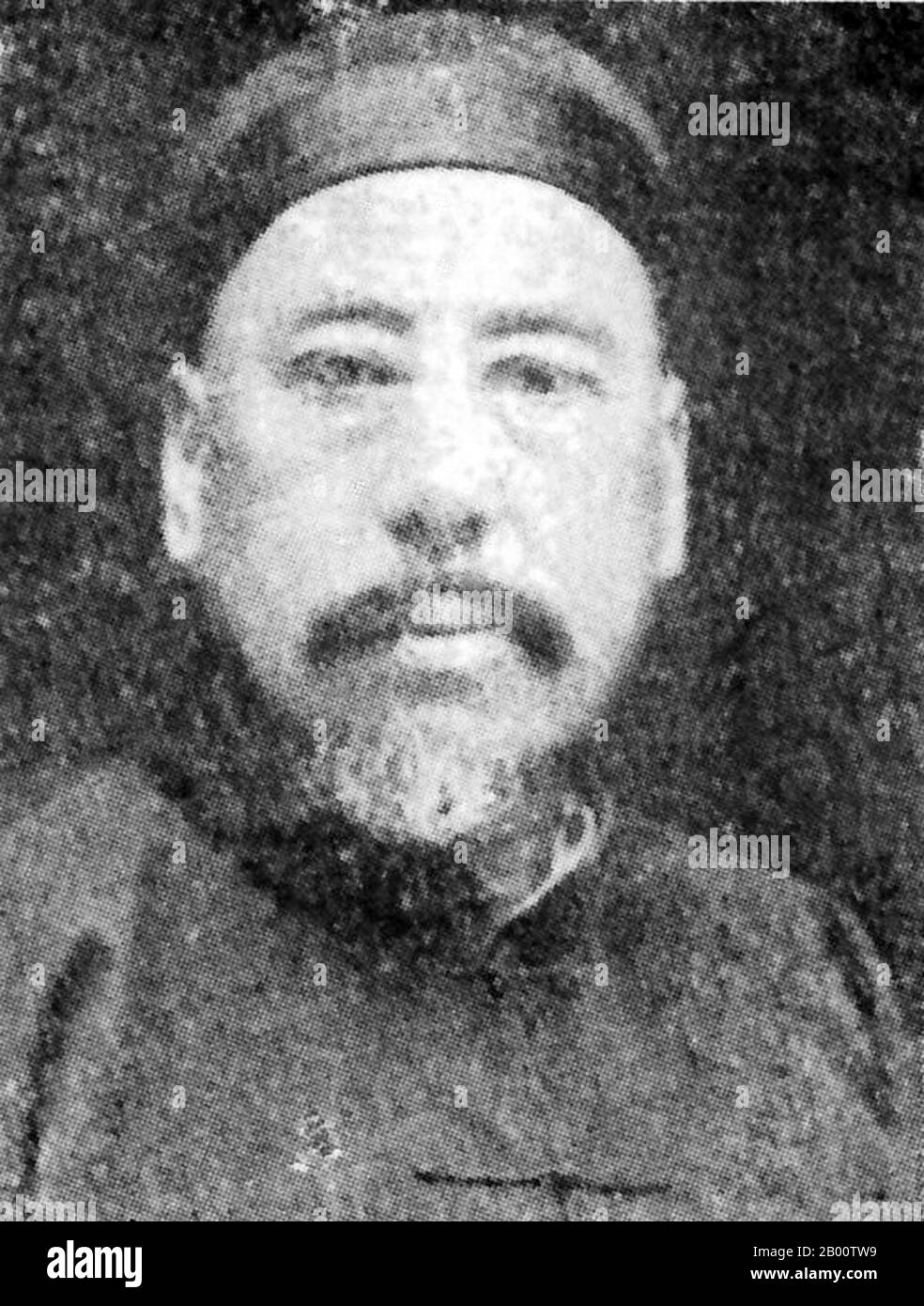 China: Chinesischer muslimischer Kriegsherr Ma Lin (1873-1945), Herrscher von Qinghai (1931-38). MA Lin, Vorsitzender der Regierung von Qinghai (1931–38); Bruder von Ma Qi. Als Muslim, geboren 1873, Linxia, Gansu, China, übernahm er hauptsächlich die Posten seines Bruders, General der südöstlichen Provinz Gansu, sowie Stadtrat der Qinghai Provinzregierung und amtierender Leiter des Baubüros der Provinz Qinghai. Er war der Großonkel des Ma-Clique-Kriegsfürsten Ma Zhongying. Stockfoto