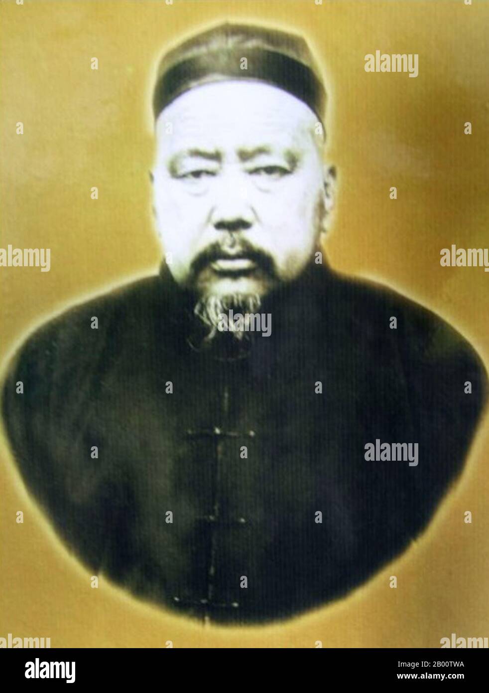 China: Chinesischer muslimischer Kriegsherr General Ma Qi (1869-1931), Herrscher von Qinghai 1915-1931. MA Qi war ein Kriegsherr im China des frühen 20. Jahrhunderts. Als Muslim Hui wurde er 1869 in Daohe, heute Teil von Linxia, Gansu, China, geboren. Seit der späten Qing-Periode war er Oberbefehlshaber in der Region Qinghai-Gansu und Vater der Warlords der Familie Ma Buqing und Ma Bufang. Stockfoto