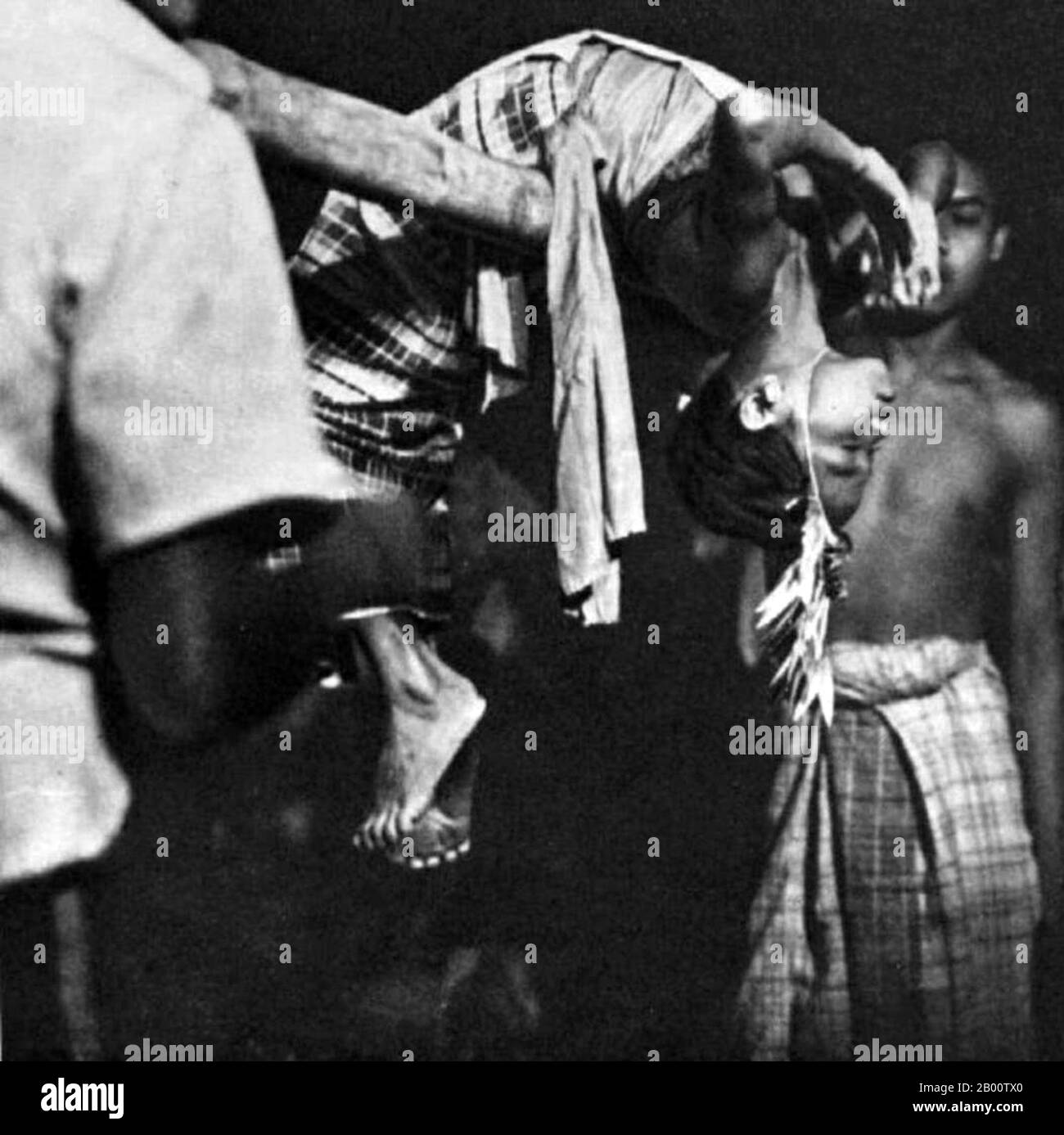 Indonesien: Junge Tänzerinnen, die die Fähigkeiten des balinesischen Tanzes erlernen (1930er Jahre). Fotografie des Anthropologen und Filmregisseurs Nikola Drakulic. Bali ist die Heimat der meisten kleinen Hindu-Minderheit Indonesiens mit etwa 92% der 4 Millionen Einwohner der Insel, die dem balinesischen Hinduismus anhängen, während der Großteil der übrigen dem Islam folgen. Bali ist das größte Touristenziel Indonesiens und bekannt für seine hoch entwickelten Künste, darunter traditioneller und moderner Tanz, Skulptur, Malerei, Lederarbeiten, Metallarbeiten und Musik. Stockfoto