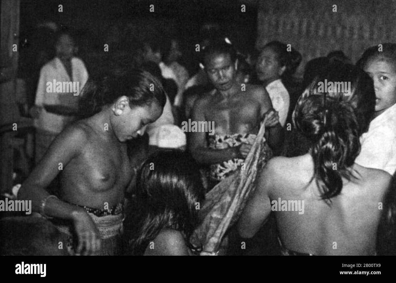 Indonesien: Junge Tänzerinnen, die die Fähigkeiten des balinesischen Tanzes erlernen (1930er Jahre). Bali ist die Heimat der meisten kleinen Hindu-Minderheit Indonesiens mit etwa 92% der 4 Millionen Einwohner der Insel, die dem balinesischen Hinduismus anhängen, während der Großteil der übrigen dem Islam folgen. Bali ist das größte Touristenziel Indonesiens und bekannt für seine hoch entwickelten Künste, darunter traditioneller und moderner Tanz, Skulptur, Malerei, Lederarbeiten, Metallarbeiten und Musik. Stockfoto