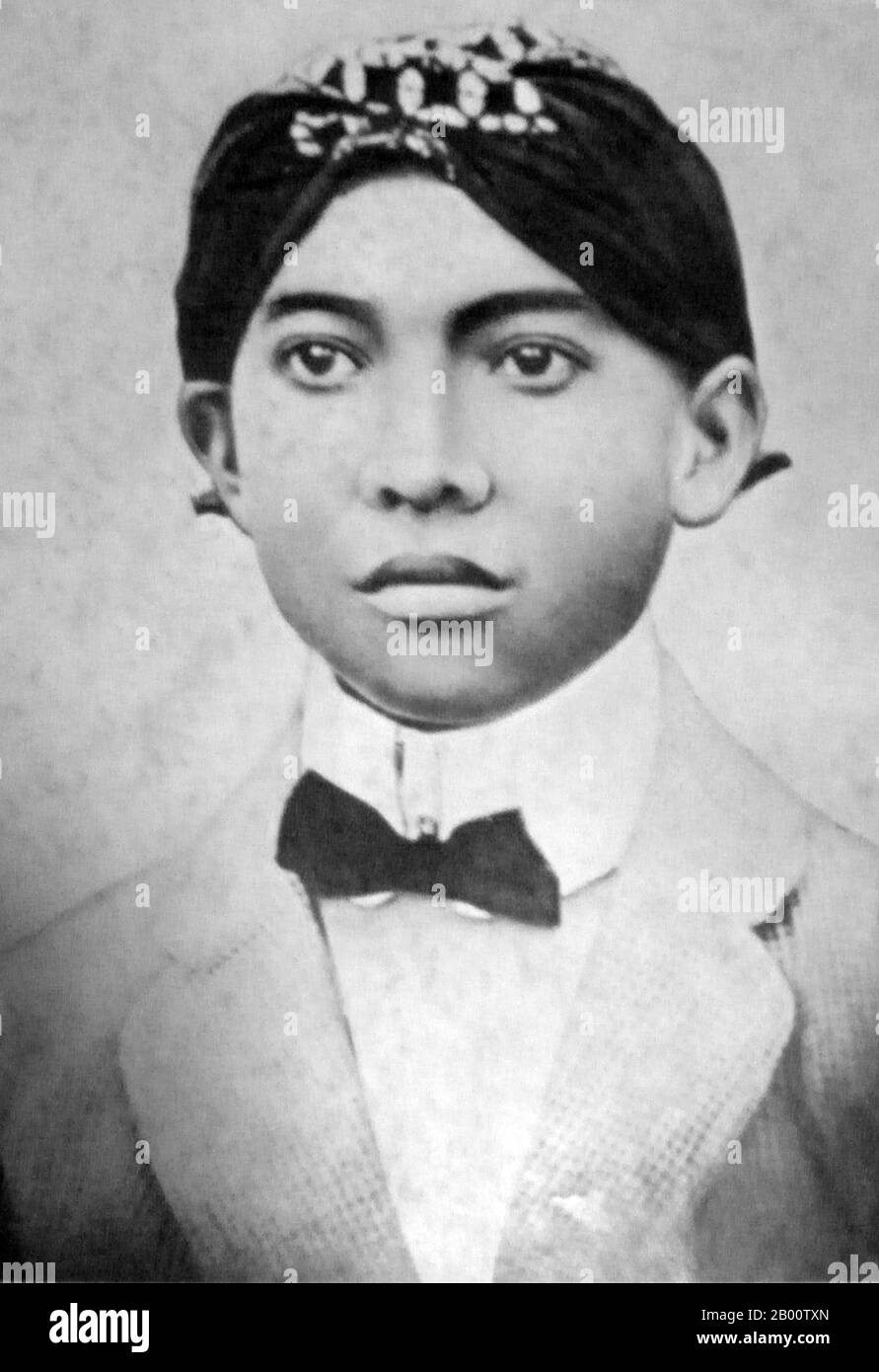 Indonesien: Sukarno (1901-1970), erster Präsident Indonesiens, als Student in Surabaya, 1916. Sukarno wurde am 6. Juni 1901 in Blitar, Ost-Java, geboren. Sein Name war Kusno Sosrodihardjo, aber er wurde nach javanesischem Brauch umbenannt, nachdem er eine Kinderkrankheit überlebt hatte. Sein Name wird häufig Soekarno nach der niederländischen Schreibweise geschrieben. Am 4. Juli 1927 gründeten Sukarno und einige Freunde das Partai Nasional Indonesia (PNI), um für die Unabhängigkeit Indonesiens zu kämpfen. Sukarno wurde 1930 als politischer Gefangener verurteilt, wurde aber 1931 freigelassen, nachdem seine Sache im Ausland weithin gemeldet wurde. Stockfoto