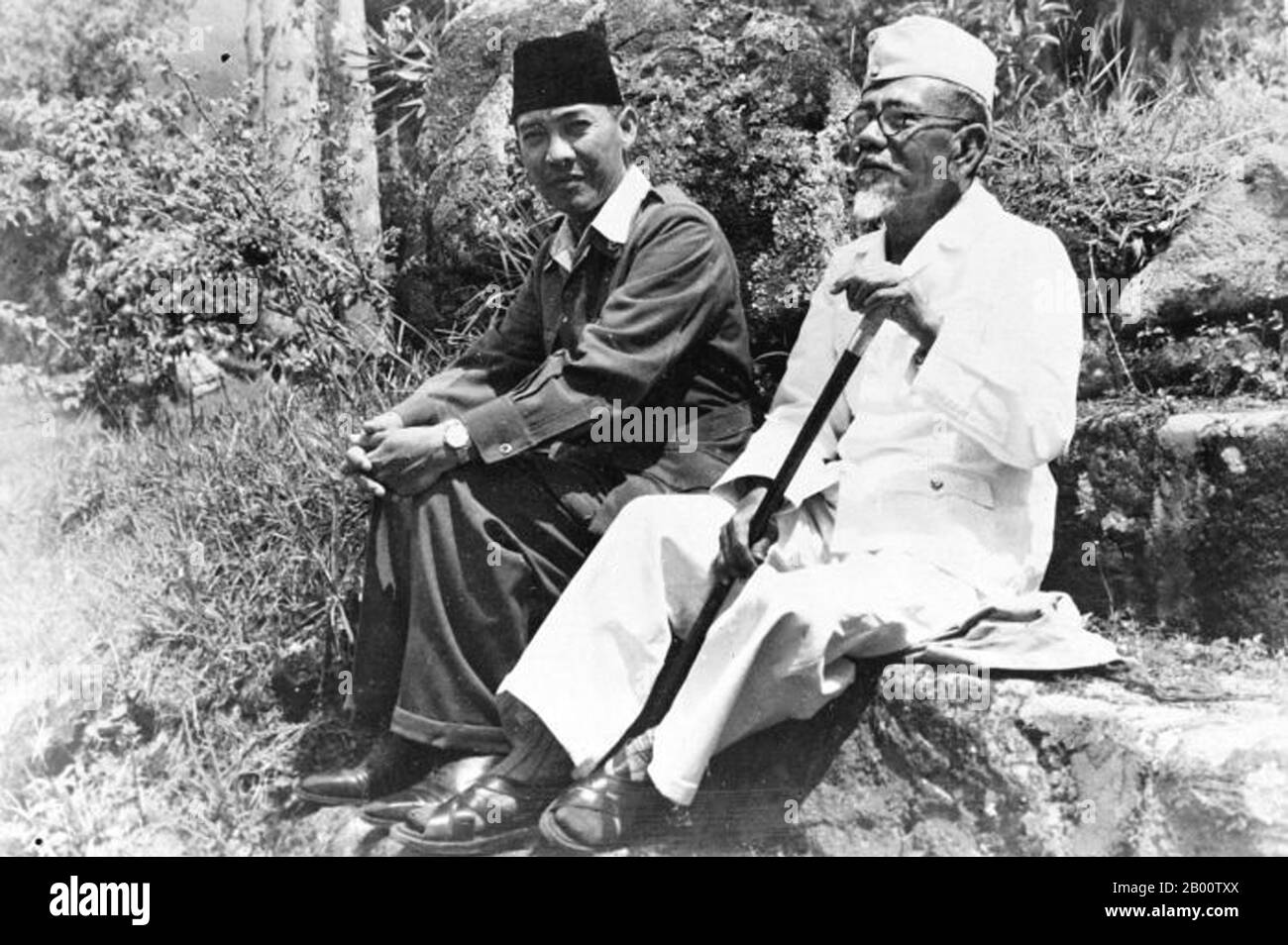 Indonesien: Sukarno, der erste Präsident Indonesiens, wurde 1949 als Gefangener der Holländer gefangen genommen. Sukarno wurde am 6. Juni 1901 in Blitar, Ost-Java, geboren. Sein Name war Kusno Sosrodihardjo, aber er wurde nach javanesischem Brauch umbenannt, nachdem er eine Kinderkrankheit überlebt hatte. Sein Name wird häufig Soekarno nach der niederländischen Schreibweise geschrieben. Am 4. Juli 1927 gründeten Sukarno und einige Freunde das Partai Nasional Indonesia (PNI), um für die Unabhängigkeit Indonesiens zu kämpfen. Sukarno wurde 1930 als politischer Gefangener verurteilt, wurde aber 1931 freigelassen, nachdem seine Sache im Ausland weithin gemeldet wurde. Stockfoto