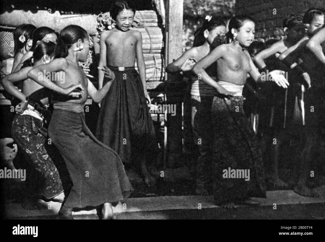 Indonesien: Junge Tänzerinnen, die die Fähigkeiten des balinesischen Tanzes erlernen (1930er Jahre). Fotografie des Anthropologen und Filmregisseurs Nikola Drakulic. Stockfoto