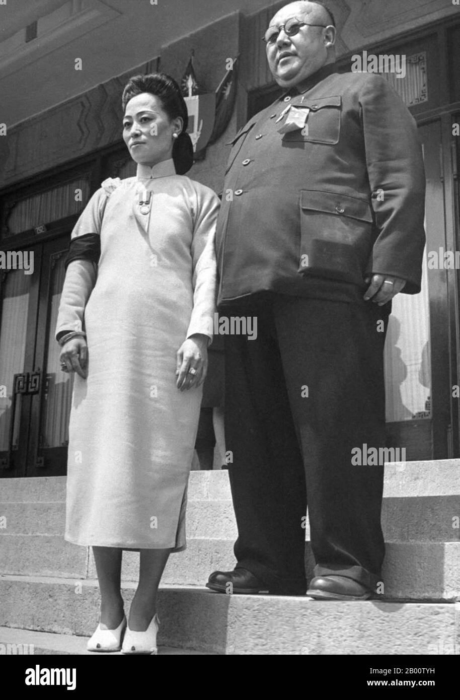 China: Chinesischer muslimischer Kriegsherr Ma Hongkui (1892-1970) mit seiner vierten und einflussreichsten Frau, c. 1948. MA Hongkui (Wade–Giles: MA Hung-kwei) (1892–1970) war während der Ära der Republik China ein prominenter Kriegsherr in China und regierte die nordwestliche Provinz Ningxia. Sein Rang war Generalleutnant. Er war ein Schlüsselmitglied der ‘Three Ma’ (manchmal ‘Five Ma’) Clique muslimischer Kriegsherren, die Gansu, Qinghai und Ningxia zwischen etwa 1927 und 1949 dominierten. MA Hongkui hatte einen Ruf als guter, aber brutaler General, der gut gegen die Japaner kämpfte. Stockfoto