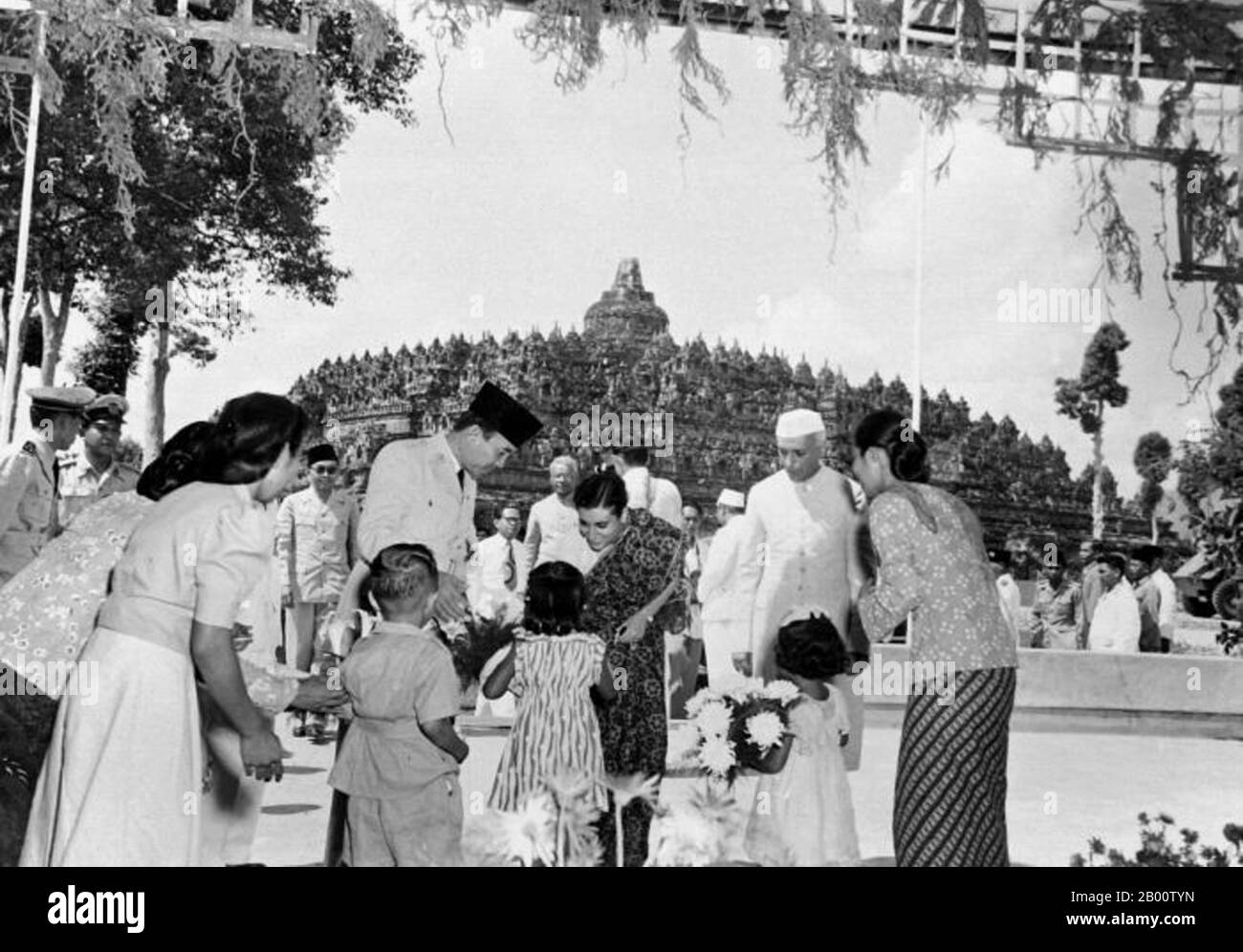 Indonesien: Präsident Sukarno und der indische Premierminister Jawaharlal Nehru beobachten, wie Indira Gandhi während eines Besuchs in Borobudur Blumen empfängt. Sukarno wurde am 6. Juni 1901 in Blitar, Ost-Java, geboren. Sein Name war Kusno Sosrodihardjo, aber er wurde nach javanesischem Brauch umbenannt, nachdem er eine Kinderkrankheit überlebt hatte. Sein Name wird häufig Soekarno nach der niederländischen Schreibweise geschrieben. Am 4. Juli 1927 gründeten Sukarno und einige Freunde das Partai Nasional Indonesia (PNI), um für die Unabhängigkeit Indonesiens zu kämpfen. Sukarno wurde 1930 als politischer Gefangener verurteilt, aber 1931 freigelassen. Stockfoto