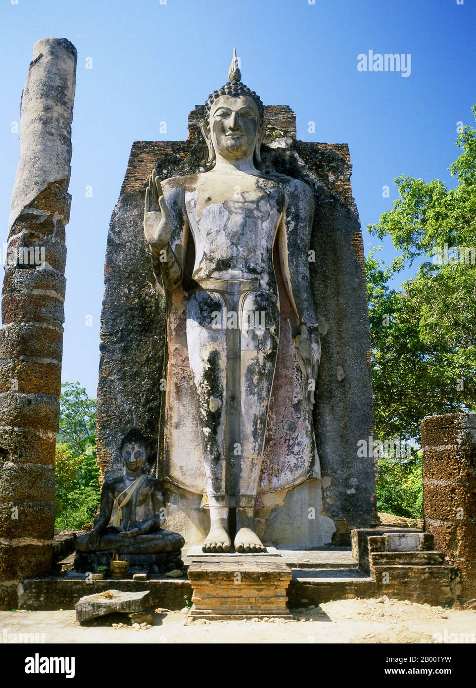 Thailand: Stehender Buddha, Wat Saphan Hin, Sukhothai Historischer Park. Sukhothai, was wörtlich "Dawn of Happiness" bedeutet, war die Hauptstadt des Sukhothai-Königreichs und wurde 1238 gegründet. Es war die Hauptstadt des thailändischen Reiches für etwa 140 Jahre. Stockfoto