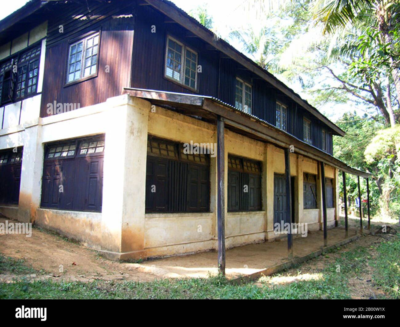 Birma/Myanmar: Der ehemalige British Club in Katha, 2006. Zu Orwells Zeit bestand sie nur aus dem Erdgeschoss und soll als Vorbild für den British Club in 'Burmese Days' (1934) gedient haben. George Orwells Großmutter lebte in Moulmein. Im Oktober 1922 segelte er an Bord von S.S. Herefordshire, um sich der Indian Imperial Police in Burma anzuschließen. Ende 1924 wurde er zum Assistant District Superintendent befördert und nach Syriam entsandt. Im April 1926 zog er nach Moulmein, wo seine Großmutter lebte. Ende dieses Jahres ging er nach Katha, wo er 1927 Dengue-Fieber bekam. Stockfoto