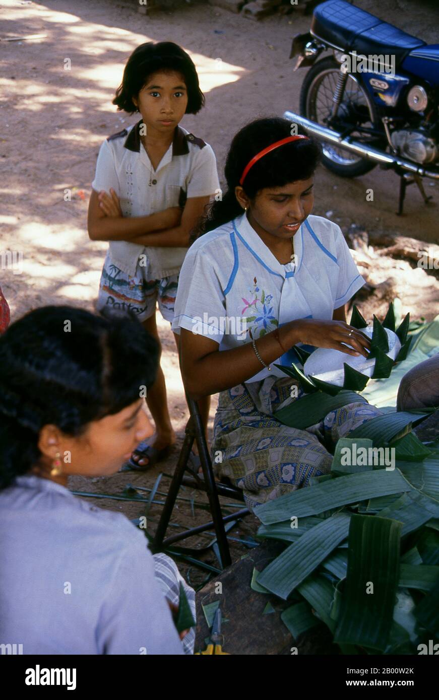 Thailand: Tamilische Mädchen machen Krathongs, Loy Krathong Festival, Phuket. Loy Krathong findet jährlich in der Vollmondnacht des 12. Monats im traditionellen thailändischen Mondkalender statt. Im Norden Thailands fällt dies mit dem Lanna Festival bekannt als Yi Peng zusammen. Stockfoto