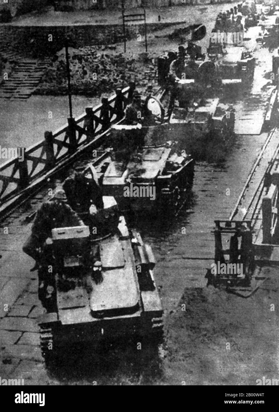 Malaysia: Japanische Truppen auf Singapur vorrücken, 1942. Das imperiale Japan besetzte die ehemalige britische Kolonie Singapur vom 15. Februar 1942, als seine militärischen Kräfte die kombinierte australische, britische, indische und malaiische Garnison in der Schlacht von Singapur besiegten. Die Besatzung dauerte bis zur Niederlage Japans im Jahr 1945. Während der japanischen Besatzung wurde Singapur in Syonan-to umbenannt, was soviel bedeutet wie 'Insel des Lichts des Südens'. Singapur wurde offiziell wieder in die britische Kolonialherrschaft am 12. September 1945, nach einer formalen Unterzeichnung der Kapitulation in der City Hall. Stockfoto