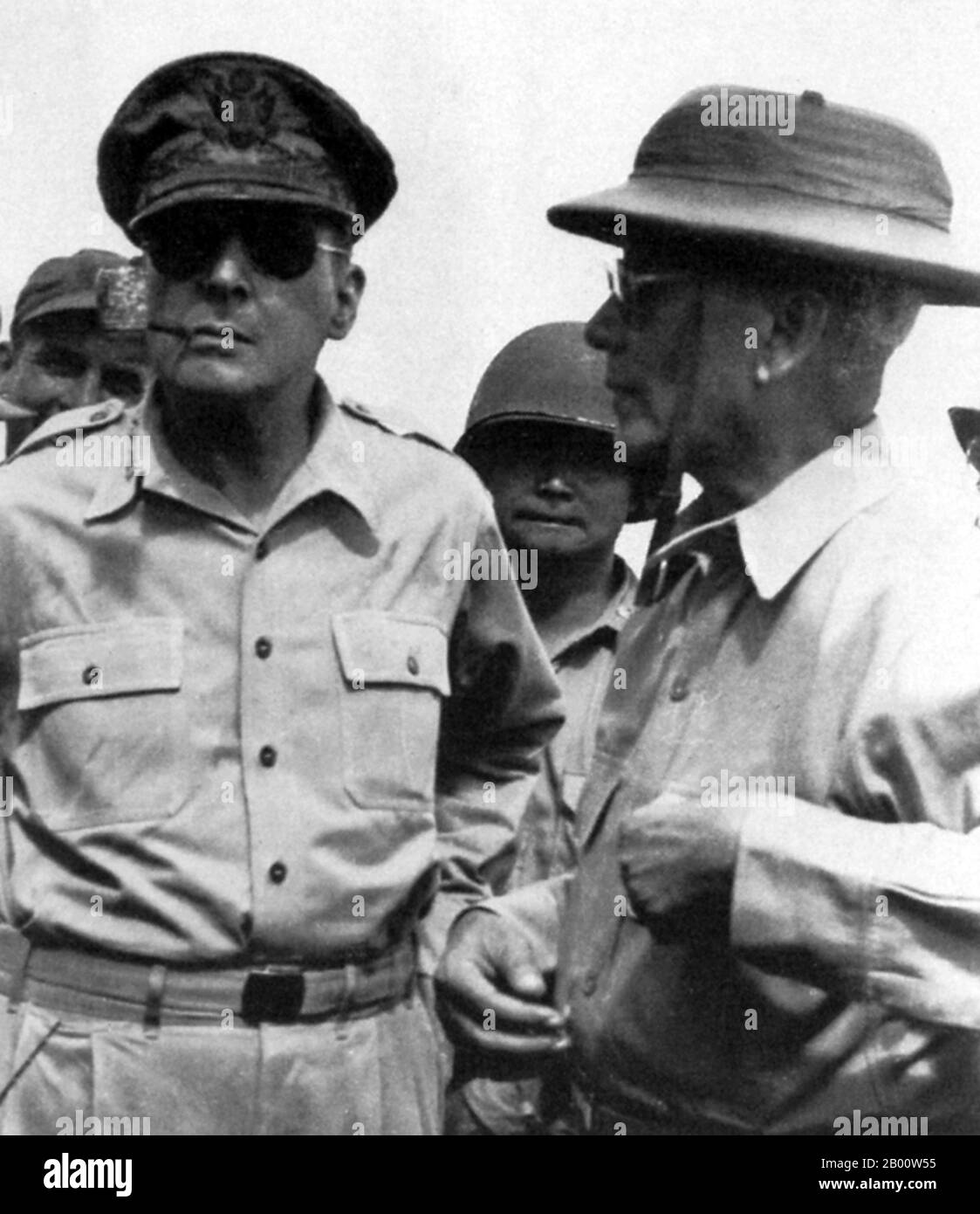 Philippinen: General Douglas MacArthur mit Präsident Sergio Osmena, Leyte, August 1944. Sergio Osmena y Suico (9. September 1878 – 19. Oktober 1961) war der zweite und vierte Präsident des Commonwealth der Philippinen. Er war Vizepräsident unter Manuel L. Quezon und stieg nach Quezons Tod 1944 zum Präsidenten auf. Er war ein Gründer der Nacionalista Partei. Stockfoto
