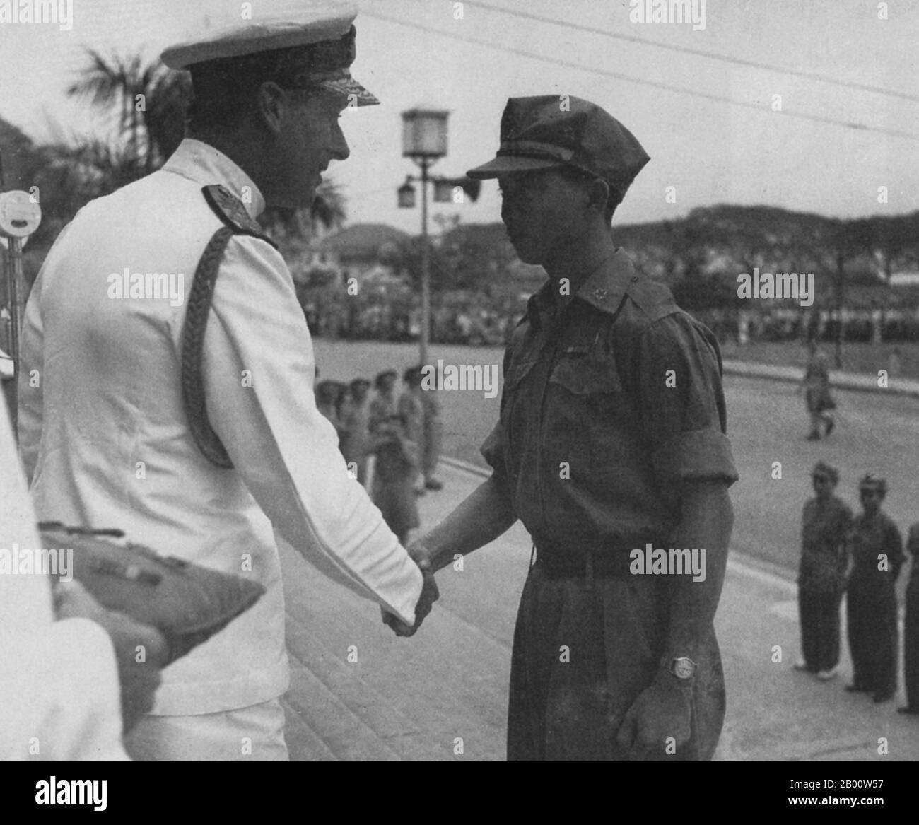 Malaysia: Admiral Lord Louis Mountbatten gratuliert Chin Peng von der antijapanischen Volksarmee in Singapur, 1945. Chin Peng (geboren 1924), wurde Ong Boon Hua (Mandarin: Wang Yonghua oder Wang Wenhua) in Sitiawan geboren und war ein langjähriger Führer der Kommunistischen Partei Malaysias (MCP). Als entschlossener Anti-Kolonialist wurde er dafür bekannt, den Guerillaaufstand der Partei in der Malayan Emergency und darüber hinaus anzuführen. Stockfoto