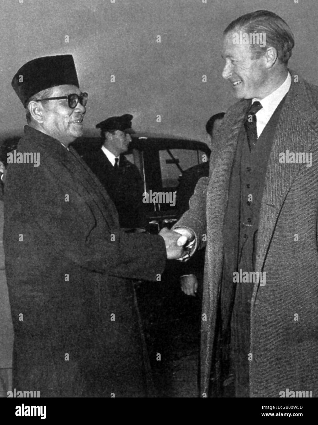 Malaysia: Tunku Abdul Rahman mit dem britischen Commonwealth-Minister Duncan Sandys im Jahr 1961. Tunku Abdul Rahman Putra Al-Haj ibni Almarhum Sultan Abdul Hamid Halim Shah, AC, CH (8. Februar 1903 – 6. Dezember 1990) war bekannt als "Tunku" (fürstlicher Titel in Malaysia), Und auch Bapa Kemerdekaan (Vater der Unabhängigkeit) oder Bapa Malaysia (Vater von Malaysia) genannt, war ab 1955 Chief Minister der Föderation von Malaya und der erste Premierminister des Landes aus der Unabhängigkeit im Jahr 1957. Er blieb als Premierminister, nachdem Sabah, Sarawak und Singapur der Föderation 1963 beigetreten waren, um Malaysia zu bilden. Stockfoto