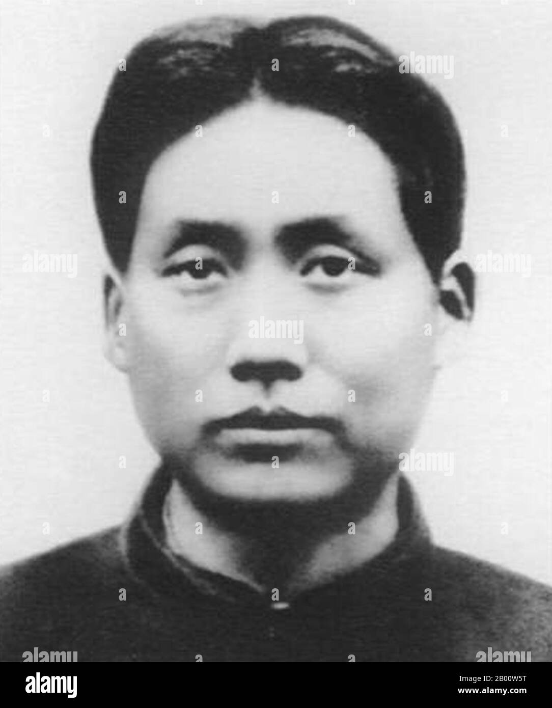 China: Mao Zedong 1927. Mao Zedong, auch als Mao Tse-tung (26. Dezember 1893 – 9. September 1976) transliteriert, war ein chinesischer kommunistischer Revolutionär, Guerilla-Kriegsstratege, Autor, politischer Theoretiker und Führer der chinesischen Revolution. Allgemein als Vorsitzender Mao bezeichnet, war er der Architekt der Volksrepublik China (PRC) seit ihrer Gründung im Jahr 1949 und hielt bis zu seinem Tod im Jahr 1976 die autoritäre Kontrolle über die Nation. Sein theoretischer Beitrag zum Marxismus-Leninismus, seine militärischen Strategien und seine Art politischer Politik werden heute kollektiv als Maoismus bezeichnet. Stockfoto