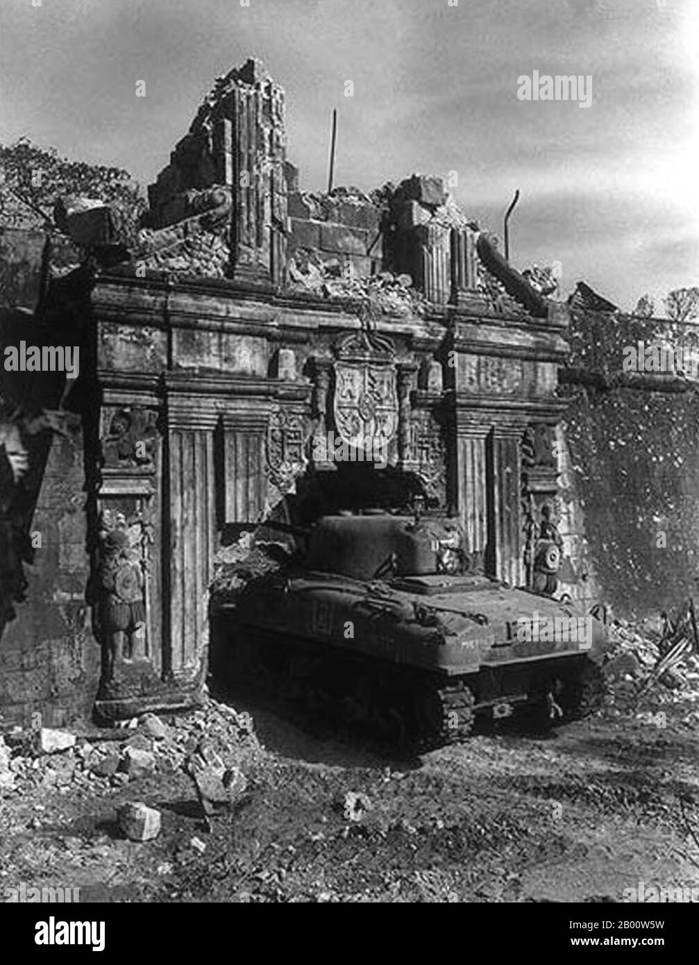 Philippinen: Ein Sherman-Kampfpanzer der US-Armee im zerstörten Tor zu Intramuros, Schlacht von Manila, 1945. Die Schlacht von Manila vom 3. Februar bis zum 3. März 1945, die von amerikanischen, philippinischen und japanischen Streitkräften ausgetragen wurde, war Teil der philippinischen Kampagne 1945. Die einmonatige Schlacht, die in einem schrecklichen Blutbad und totaler Verwüstung der Stadt gipfelte, war Schauplatz der schlimmsten städtischen Kämpfe im pazifischen Theater und beendete fast drei Jahre japanischer Militärbesetzung auf den Philippinen (1942–1945). Die Eroberung der Stadt wurde als General Douglas MacArthur's Schlüssel zum Sieg markiert. Stockfoto