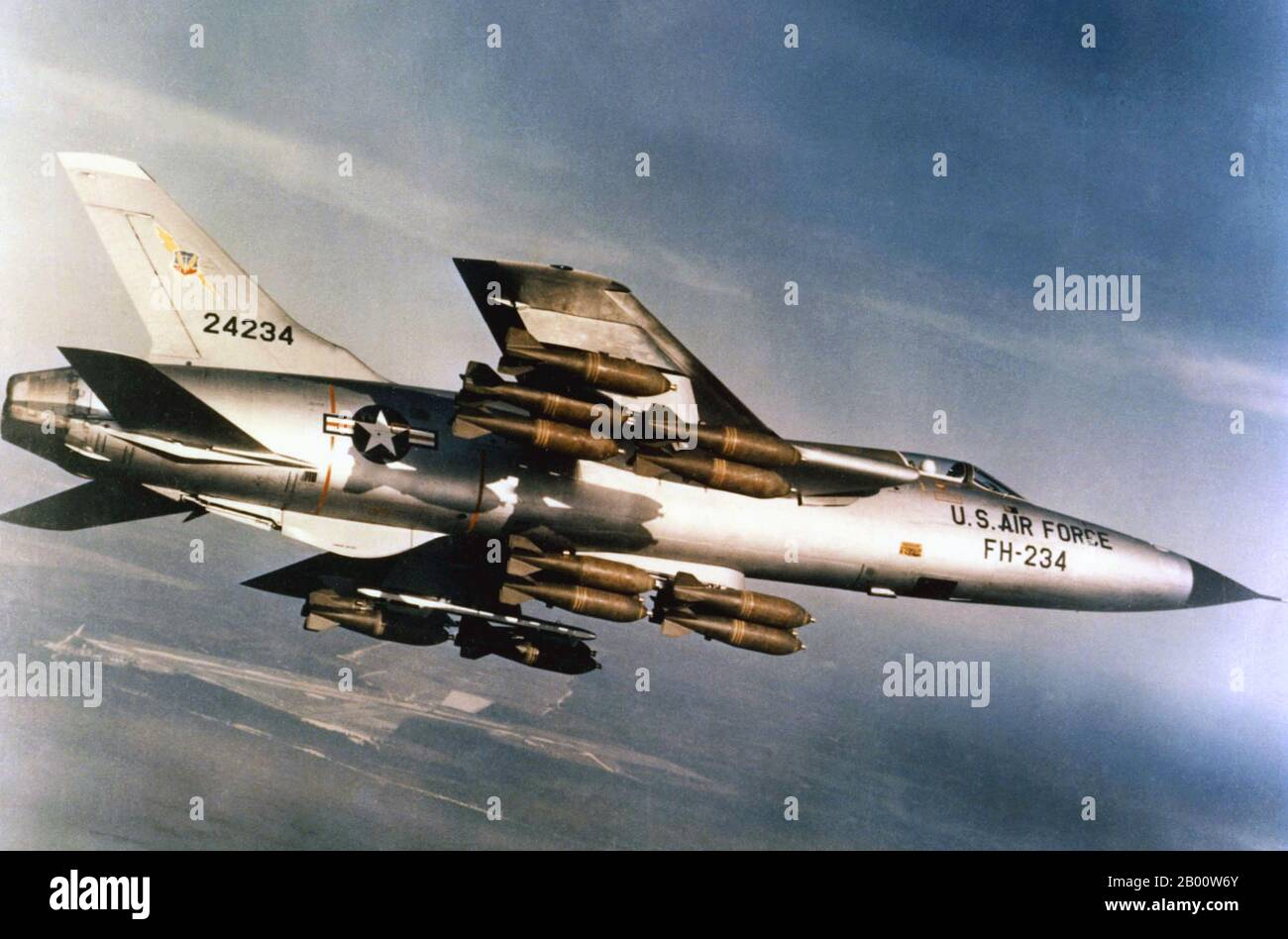 Vietnam: Eine voll beladene USAF Republic F-10 5D-30-RE im Flug, 60er Jahre. Der zweite Indochina-Krieg, in Amerika als Vietnamkrieg bekannt, war ein militärischer Konflikt aus der Zeit des Kalten Krieges, der in Vietnam, Laos und Kambodscha vom 1. November 1955 bis zum Fall von Saigon am 30. April 1975 stattfand. Dieser Krieg folgte dem ersten Indochina-Krieg und wurde zwischen Nordvietnam, unterstützt von seinen kommunistischen Verbündeten, und der Regierung von Südvietnam, unterstützt von den USA und anderen antikommunistischen Nationen, geführt. Die US-Regierung betrachtete die Beteiligung am Krieg als eine Möglichkeit, eine kommunistische Übernahme von Südvietnam zu verhindern. Stockfoto