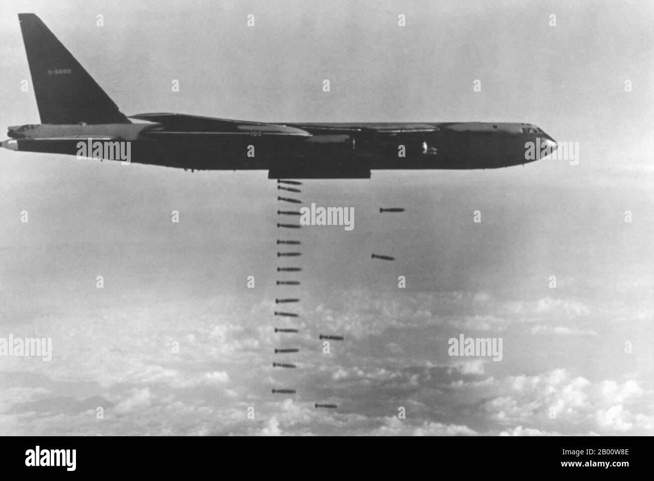 Vietnam: Eine USAF B-52D entfesselt einen Bombenregen irgendwo über Vietnam, ca. 1972. Die USAF B-52s, die aus Guam und verschiedenen Luftstützpunkten in Thailand flogen, haben enorme Schäden an Infrastruktur und Menschenleben angerichtet, insbesondere während der Arclight-Streiks über Südvietnam und während der Weihnachtsoffensive gegen Hanoi im Jahr 1972. Der zweite Indochina-Krieg, in Amerika als Vietnamkrieg bekannt, war ein militärischer Konflikt aus der Zeit des Kalten Krieges, der in Vietnam, Laos und Kambodscha vom 1. November 1955 bis zum Fall von Saigon am 30. April 1975 stattfand. Stockfoto