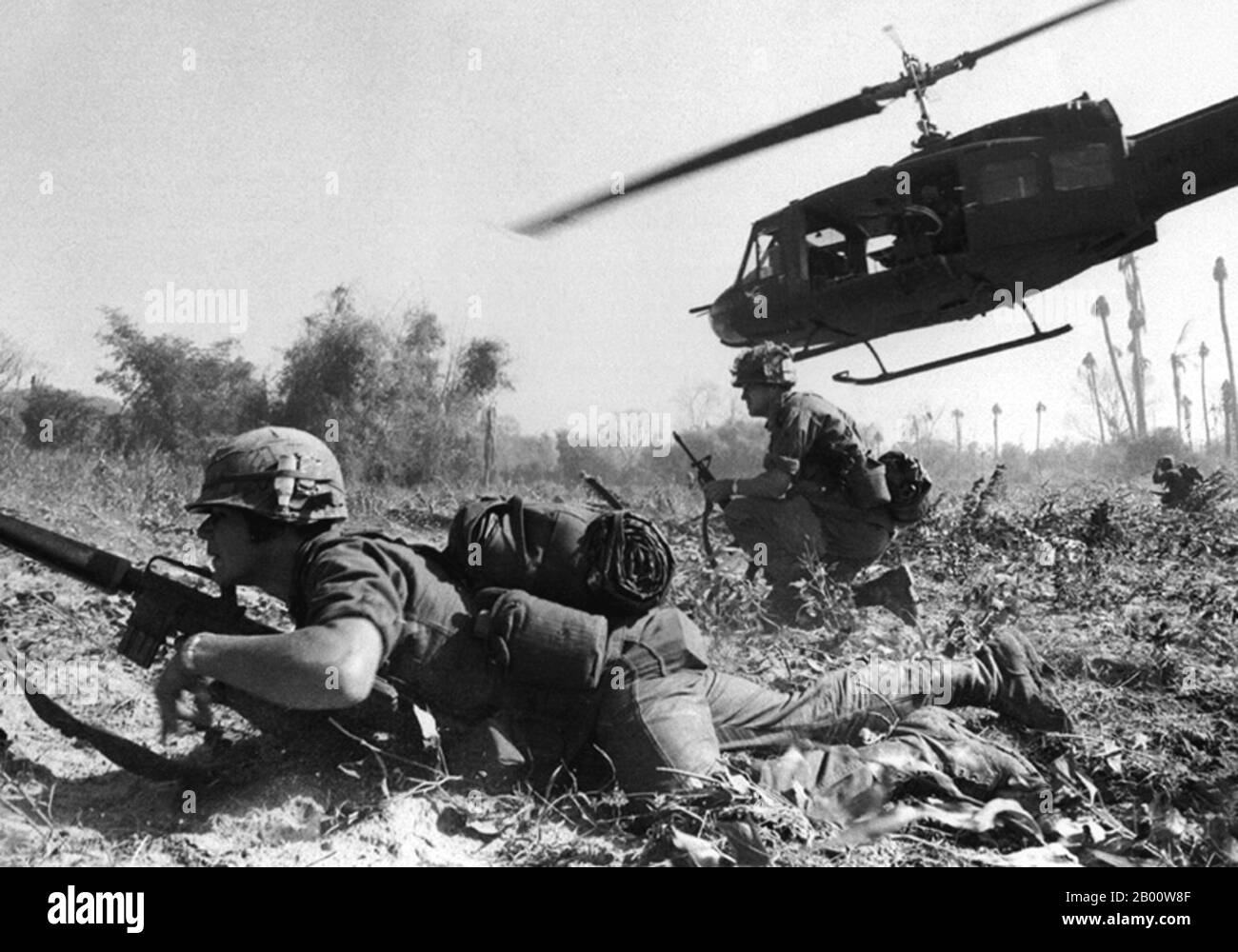 Vietnam: US-Streitkräfte unterstützt von UH-1D Huey Hubschrauber in Aktion irgendwo in Süd-Vietnam, c. 1966. Der zweite Indochinakrieg, in Amerika als Vietnamkrieg bekannt, war ein militärischer Konflikt aus der Zeit des Kalten Krieges, der in Vietnam, Laos und Kambodscha vom 1. November 1955 bis zum Fall von Saigon am 30. April 1975 stattfand. Dieser Krieg folgte dem ersten Indochina-Krieg und wurde zwischen Nordvietnam, unterstützt von seinen kommunistischen Verbündeten, und der Regierung von Südvietnam, unterstützt von den USA und anderen antikommunistischen Nationen, geführt. Stockfoto