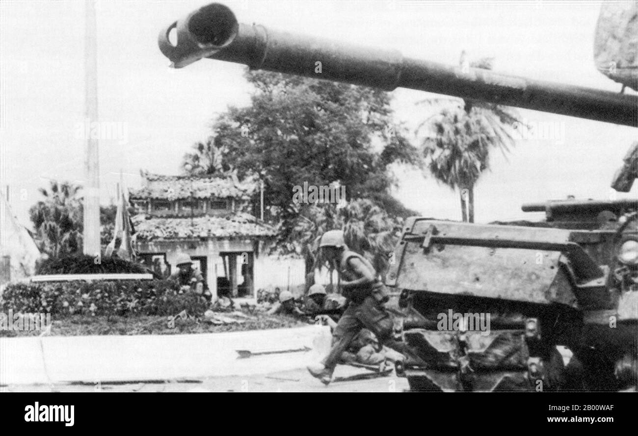 Vietnam: US-Marineinfanteristen kommen bei der Schlacht um Hue, Tet Offensive, 1968, an einem M48 Patton-Panzer vorbei. Die Tet-Offensive war eine militärische Kampagne während des Vietnamkrieges, die am 31. Januar 1968 begann. Die Streitkräfte der Nationalen Befreiungsfront für Südvietnam (NLF, oder Viet Cong) und der Volksarmee Vietnams (der nordvietnamesischen Armee) kämpften gegen die Streitkräfte der Republik Vietnam (Südvietnam), der Vereinigten Staaten und ihrer Verbündeten. Ziel der Offensive war es, militärische und zivile Kommandozentralen und Kontrollzentren in ganz Südvietnam zu schlagen und einen allgemeinen Aufstand auszulösen. Stockfoto